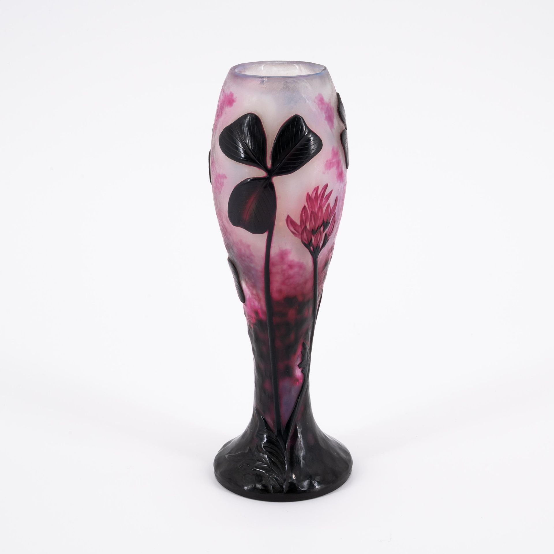 Keulenförmige Vase mit Ginkgo-Zweigen - Bild 4 aus 6