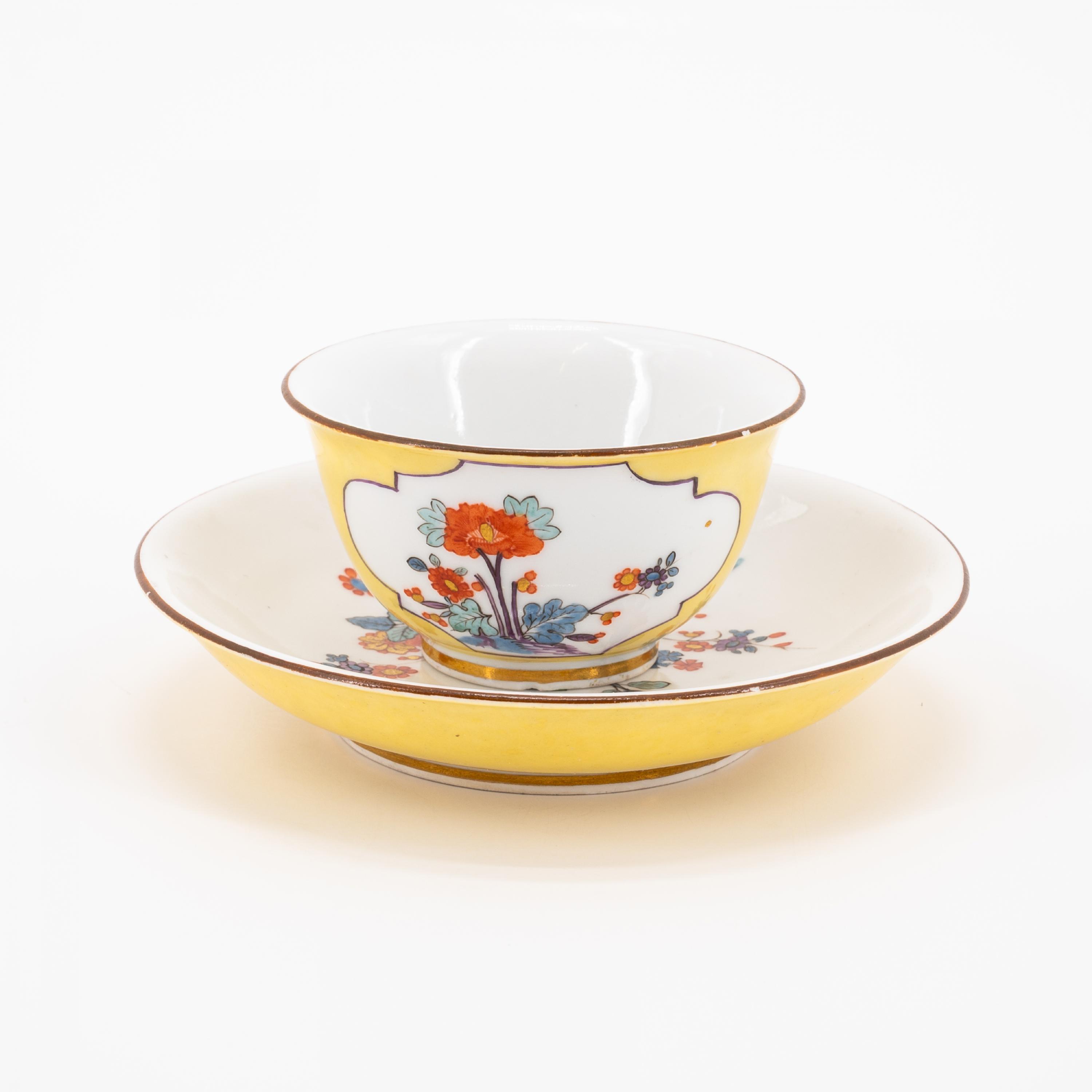 TWO PORCELAIN TEA BOWLS AND TWO SAUCERS WITH YELLOW GROUND AND KAKIEMON - Image 3 of 11
