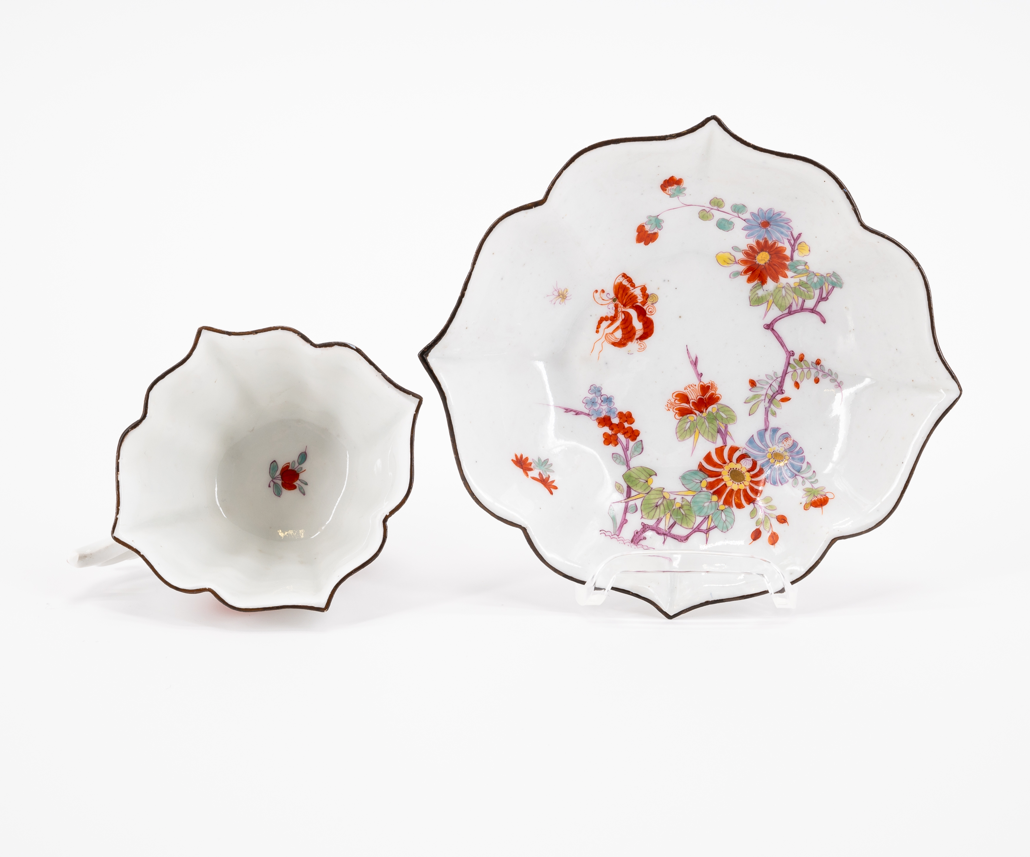 SCALLOPED PORCELAIN CUPS AND SAUCERS WITH KAKIEMON DECOR - Image 5 of 6