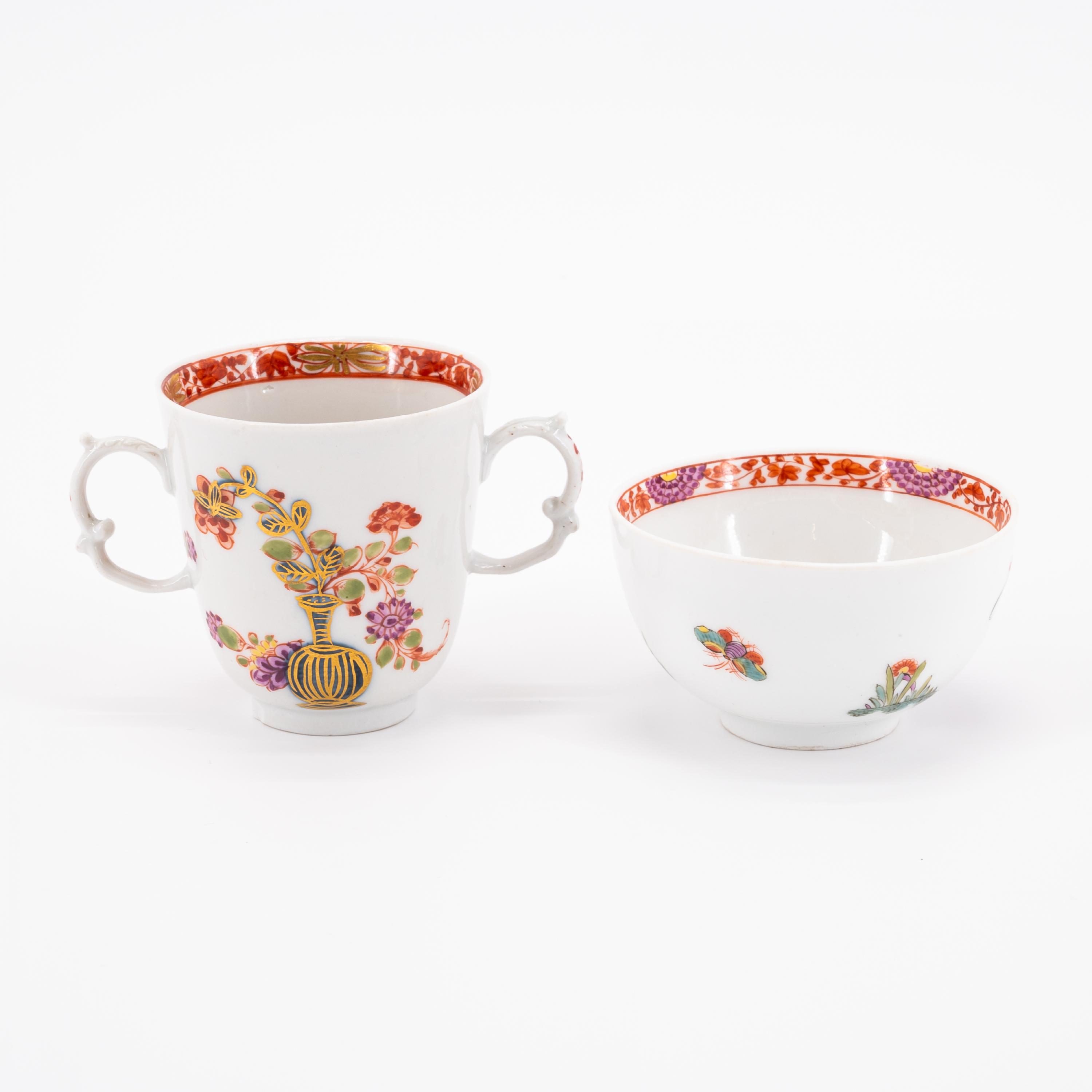 PORCELAIN TREMBLEUSE, TEA BOWL AND SAUCER WITH TABLE PATTERN AND KAKIEMON DECOR - Image 4 of 8