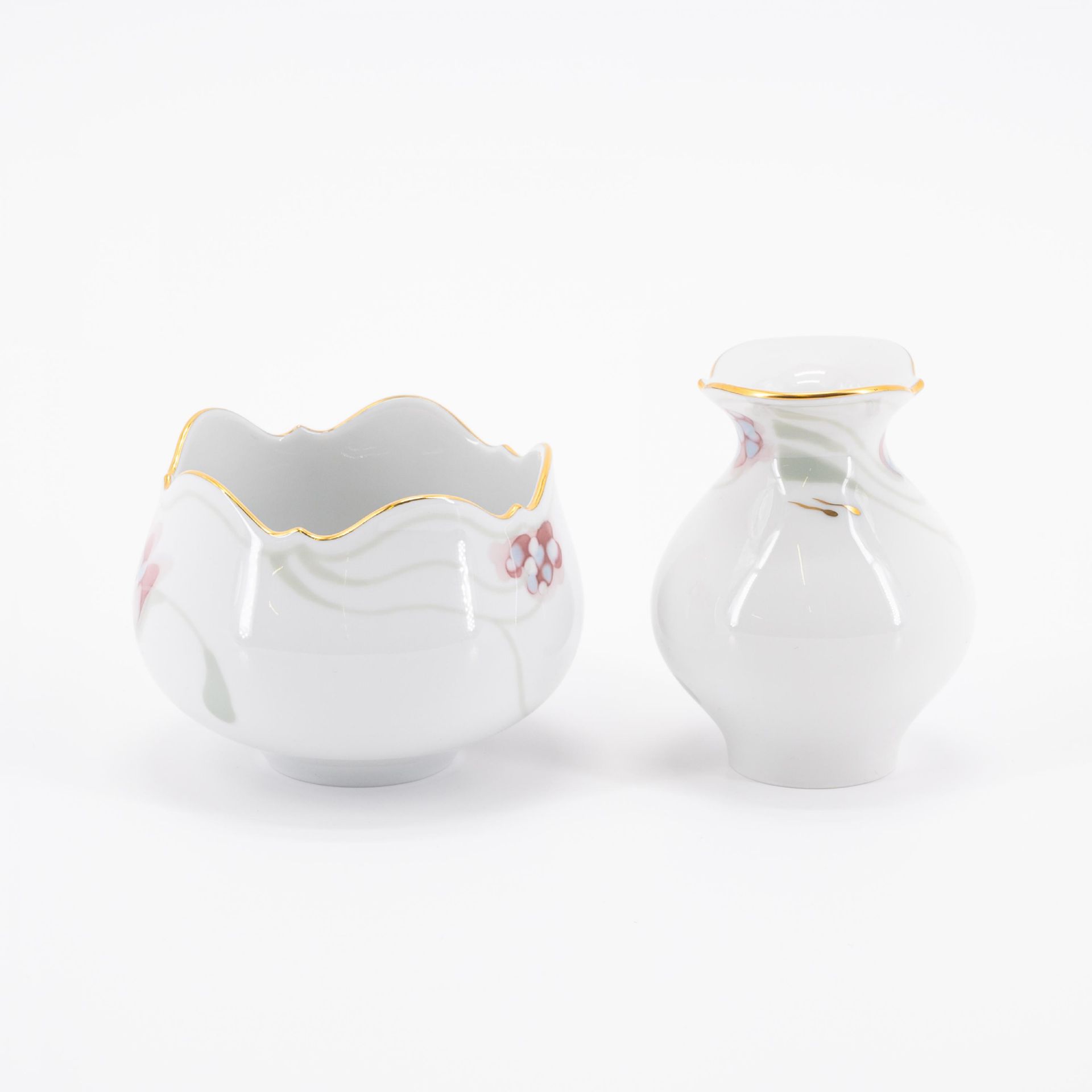 PORCELAIN TEA SERVICE FOR SIX IN THE 'LARGE CUT-OUT' SHAPE WITH 'WINDFLOWER' DECORATION - Image 10 of 18