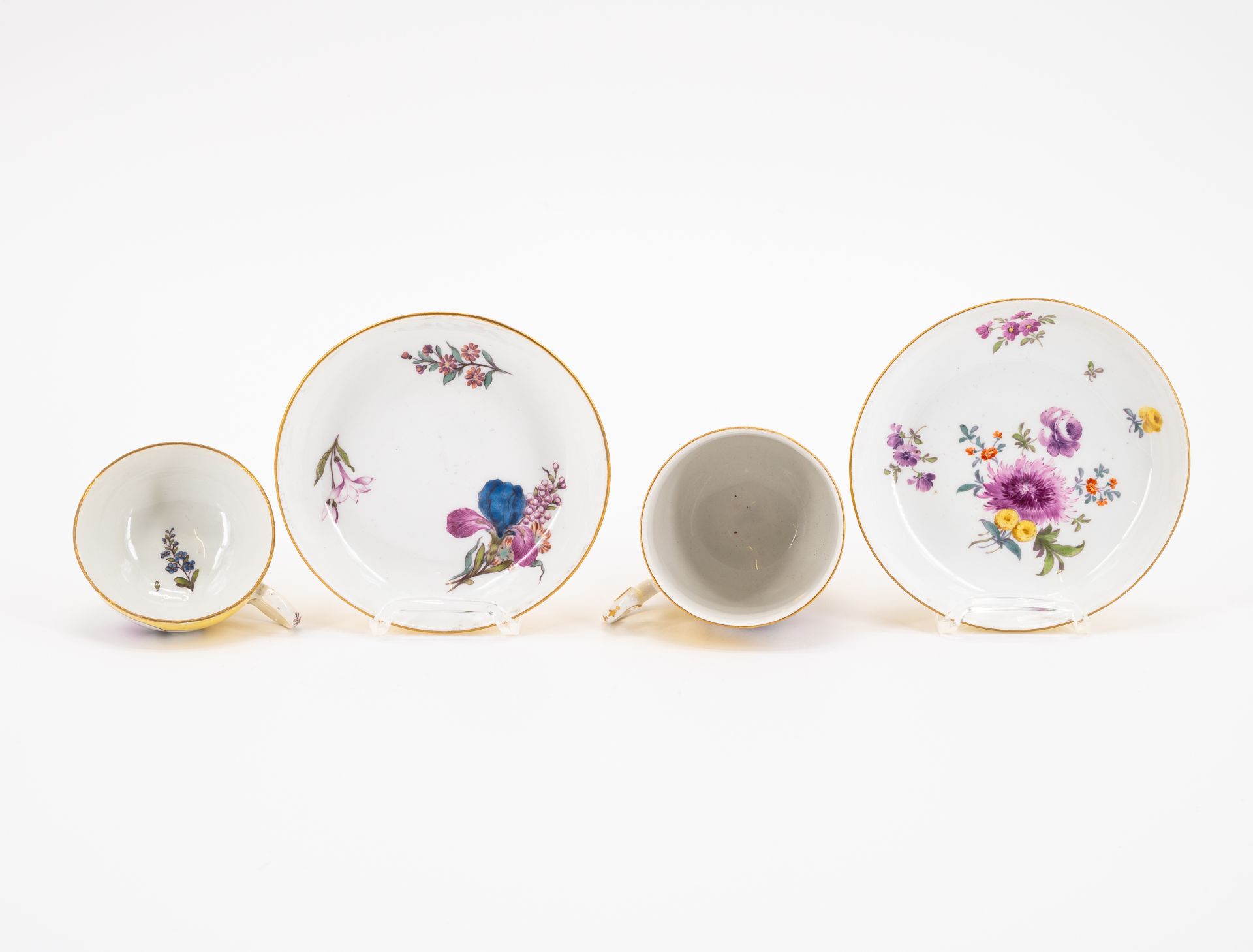 Teekanne, zwei Tassen und Untertassen mit gelbem Fond und ombrierter Blumenmalerei - Bild 5 aus 11