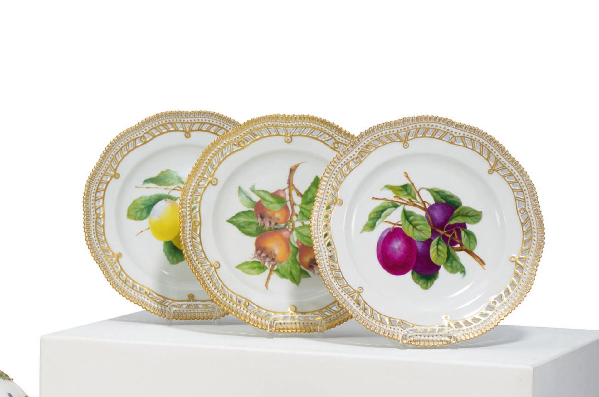 SEVEN PORCELAIN PLATES WITH PIERCED RIM AND FRUIT DECOR