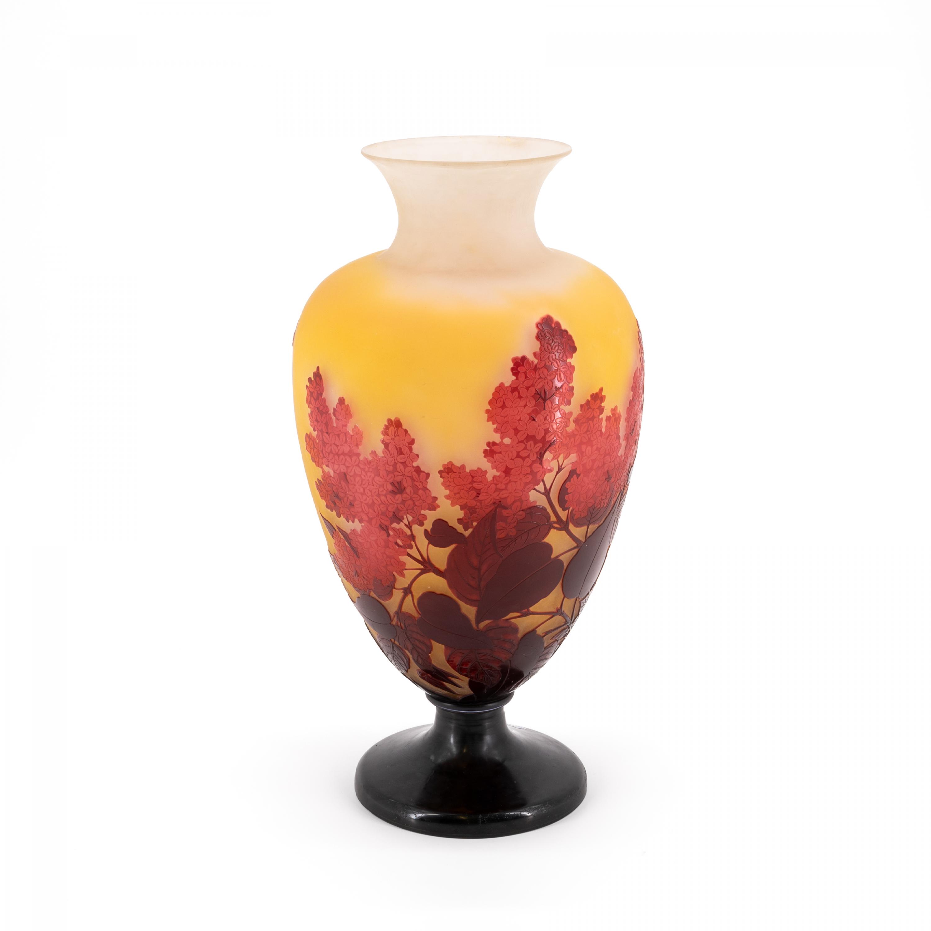 LARGE GLASS GOBLET VASE WITH LILAC BLOSSOMS - Image 2 of 8