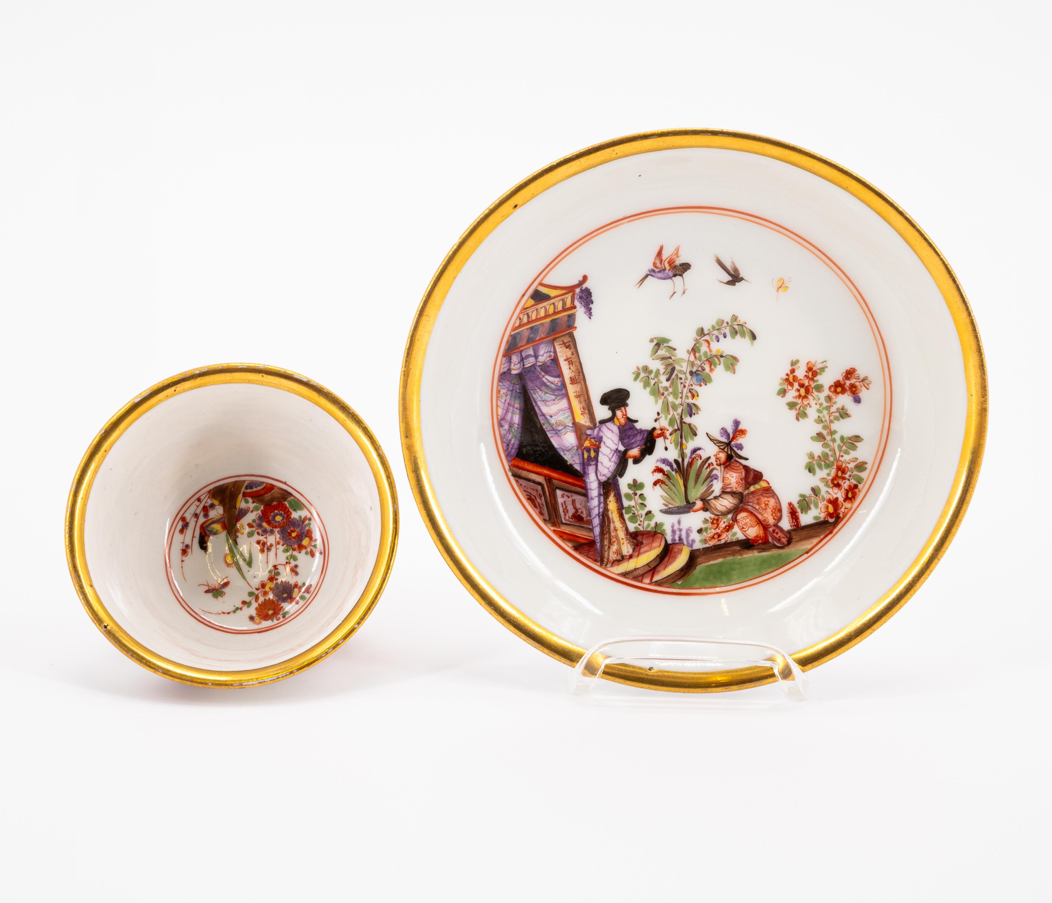 PORCELAIN TEA BOWLS AND SAUCER WITH FINE CHINOISERIES - Image 5 of 7