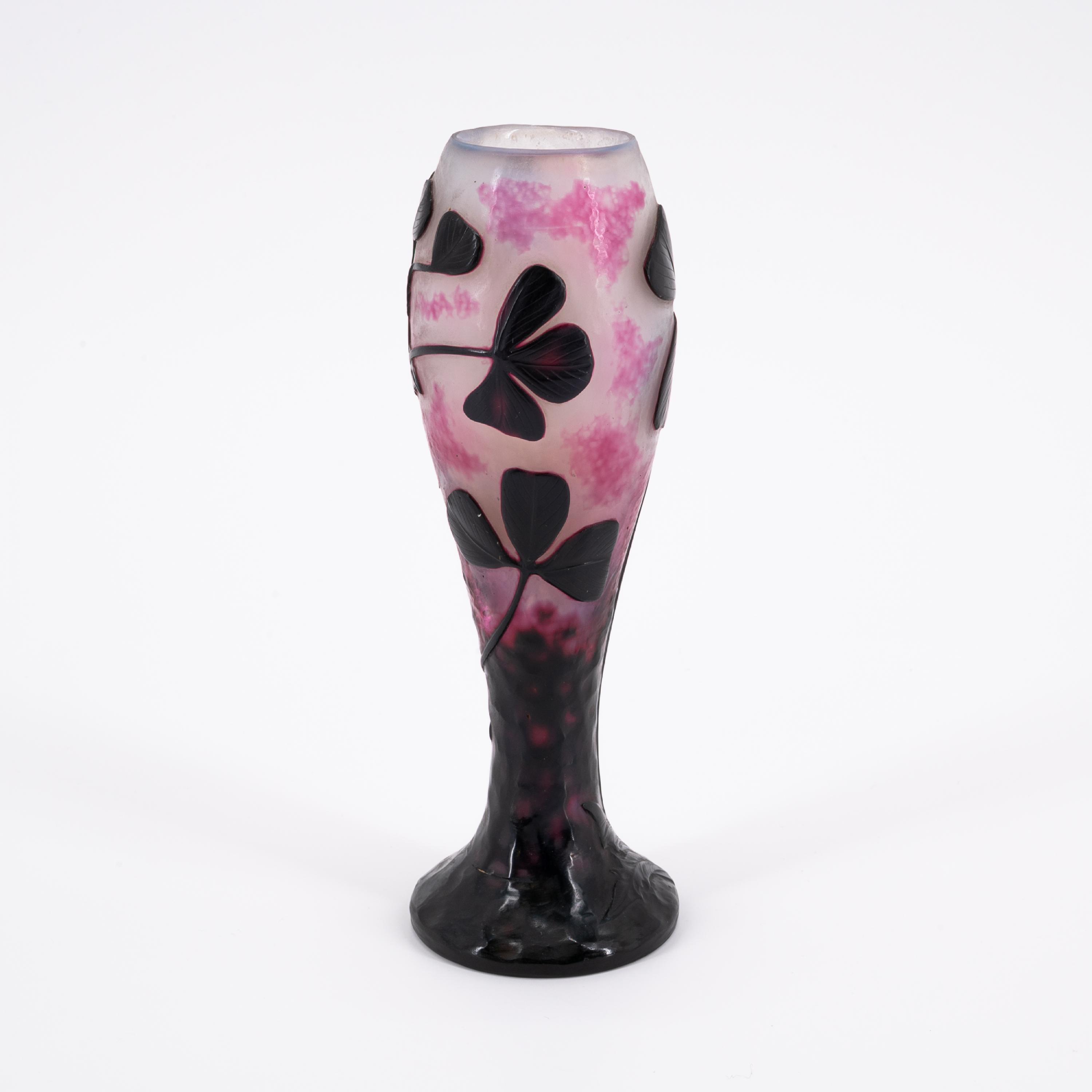 CLUB-SHAPED GLASS VASE WITH GINKO BRANCHES - Image 3 of 6
