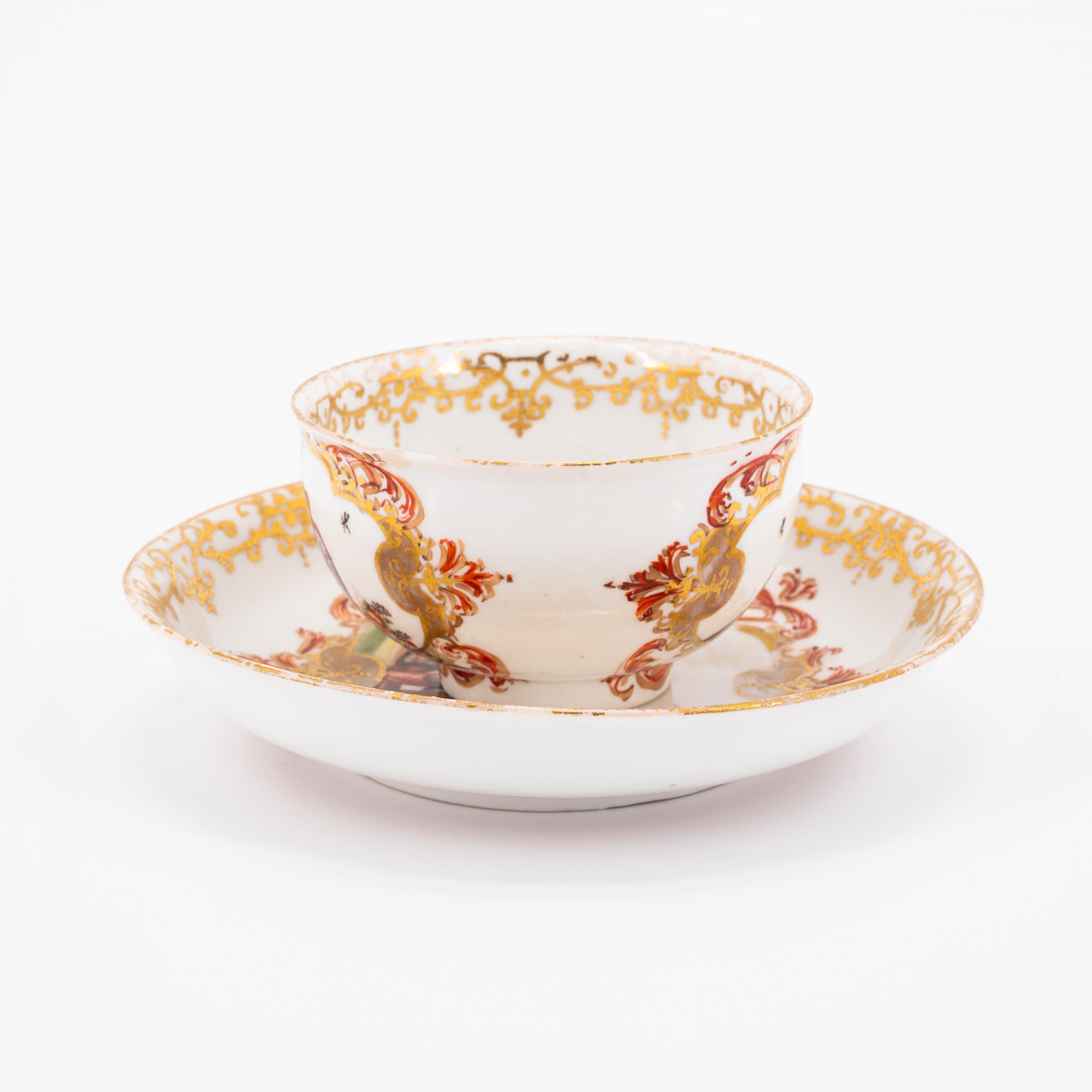 TWO PORCELAIN TEA BOWLS WITH SAUCERS AND CHINOISEIES IN CARTOUCHES WITH FEATHER DECOR - Image 2 of 11