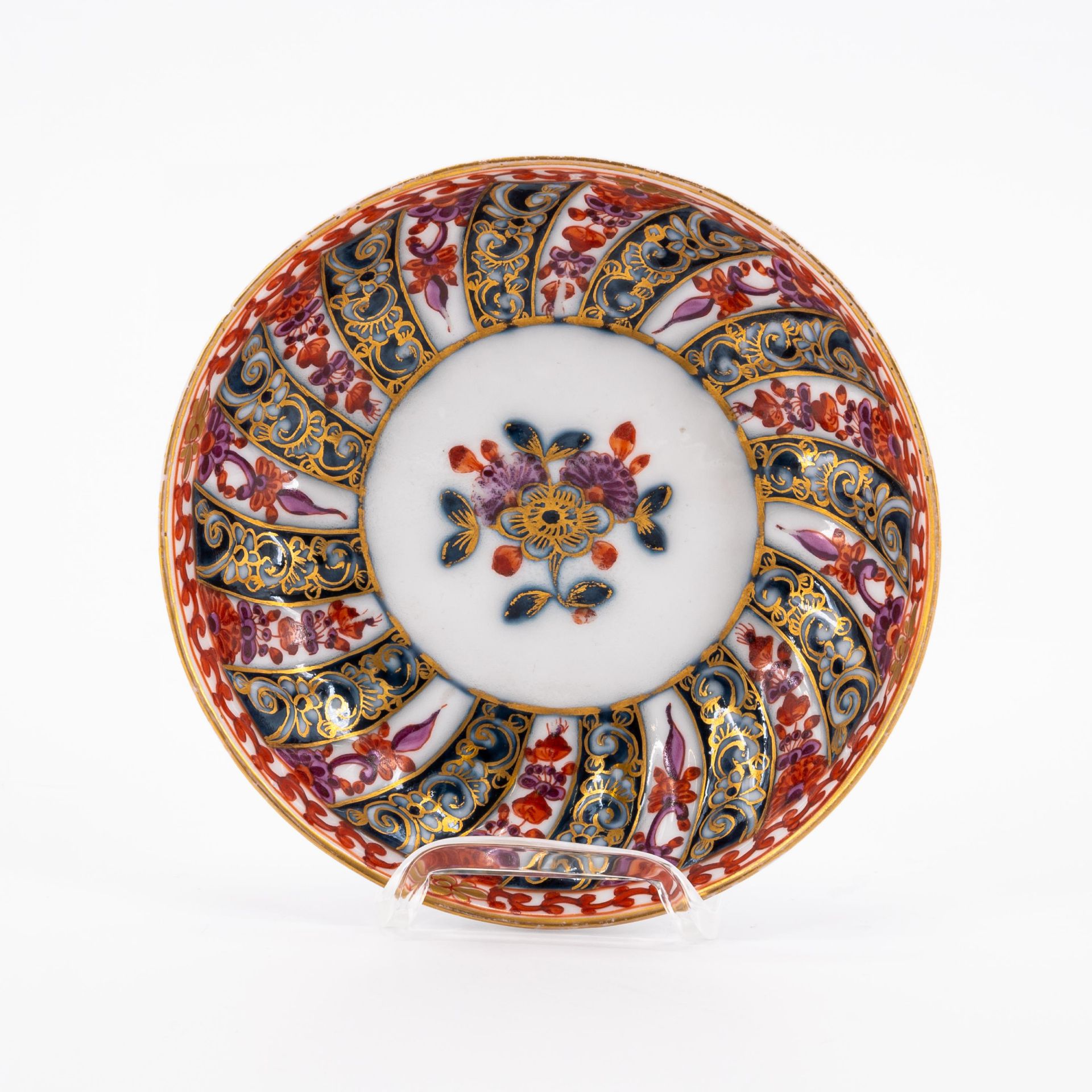 Teedose und Untertasse mit Streifendekor in der Art Ostasiatischer 'Brokatware' - Bild 3 aus 9