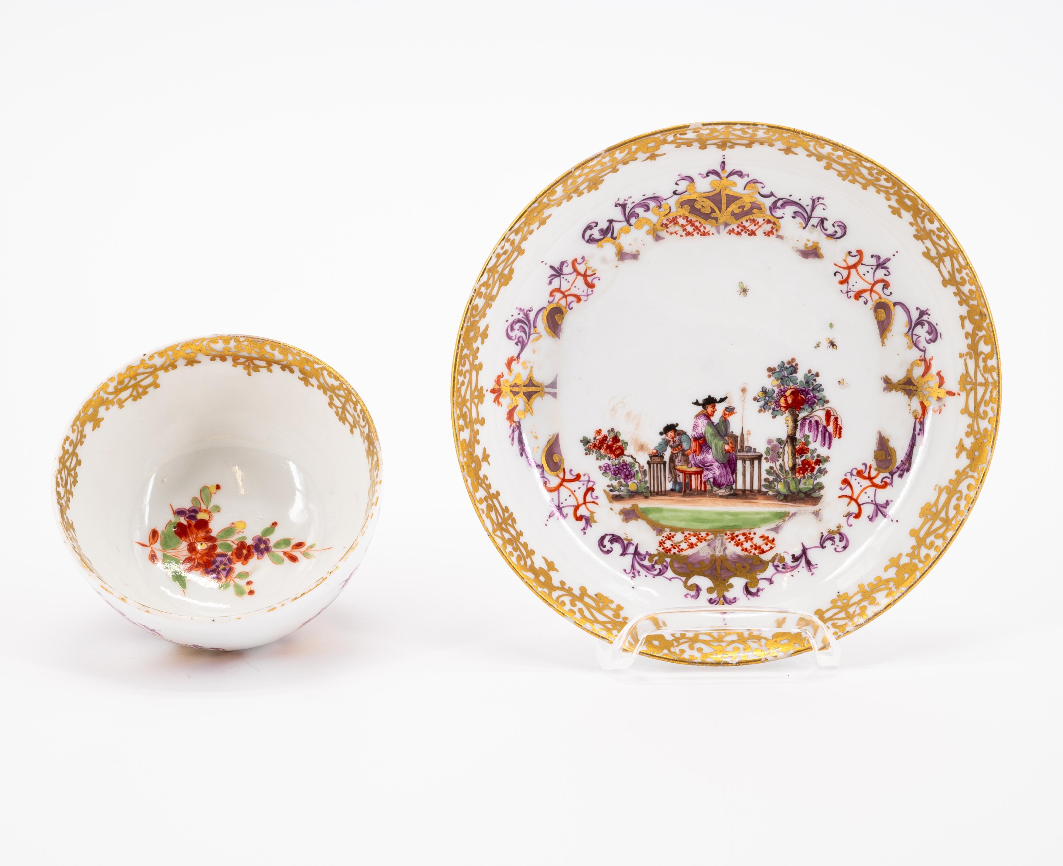 TWO PORCELAIN TEA BOWLS WITH SAUCERS AND CHINOISEIES IN CARTOUCHES WITH FEATHER DECOR - Image 10 of 11