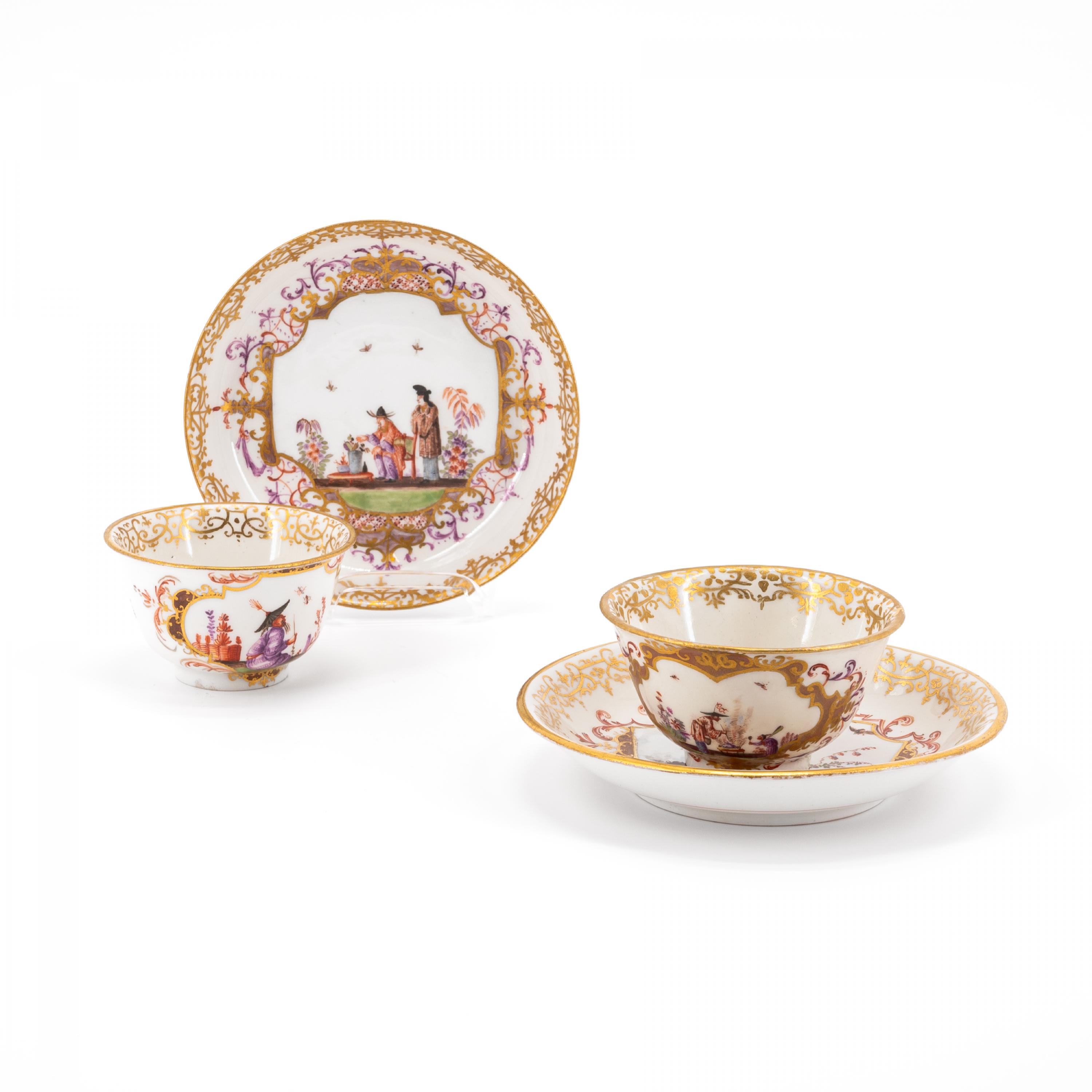 TWO PORCELAIN TEA BOWLS WITH SAUERES AND CHINOISERIES