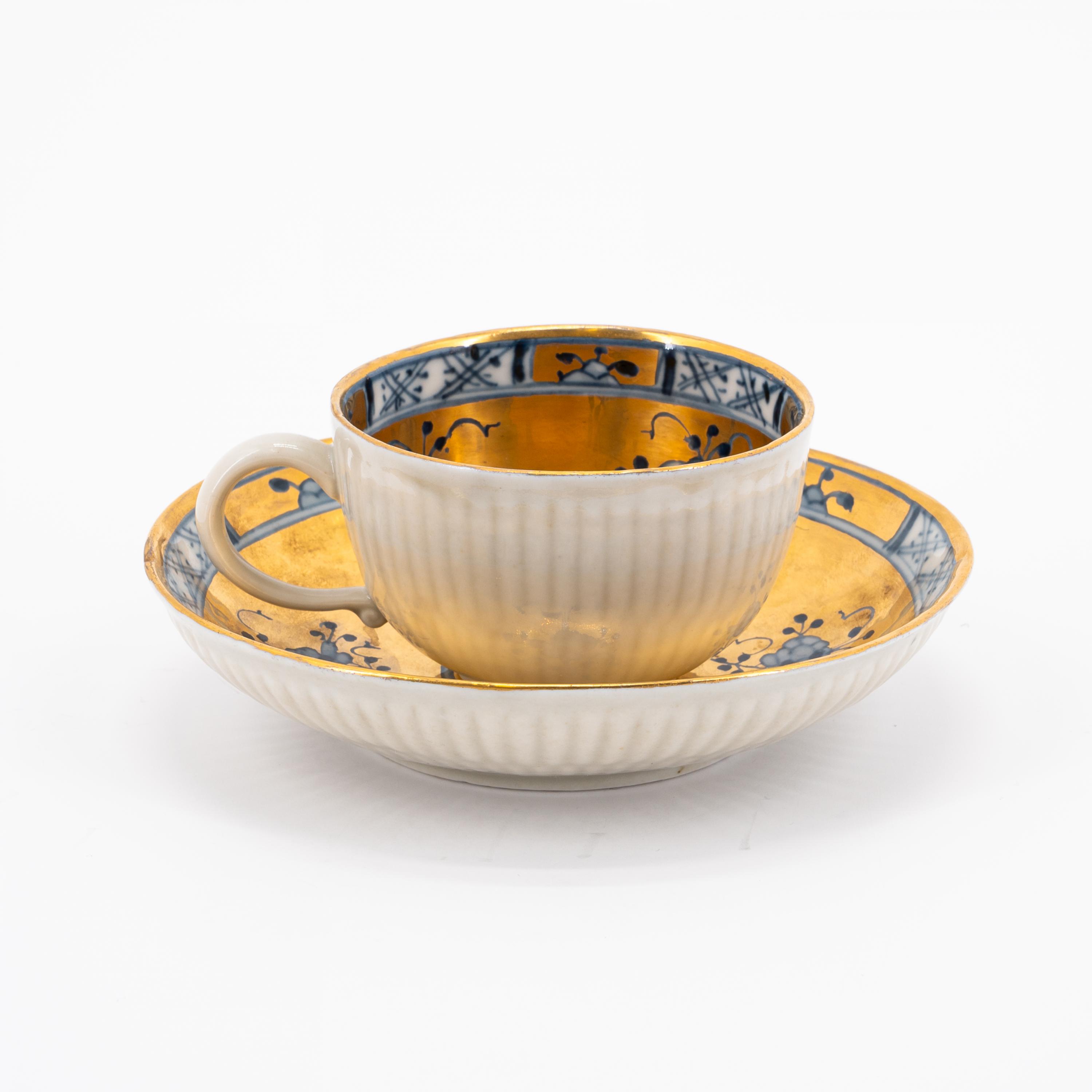 PORCELAIN ENSEMBLE OF SLOP BOWL, TWO CUPS AND SAUCERS WITH GILDED DECOR - Image 3 of 16