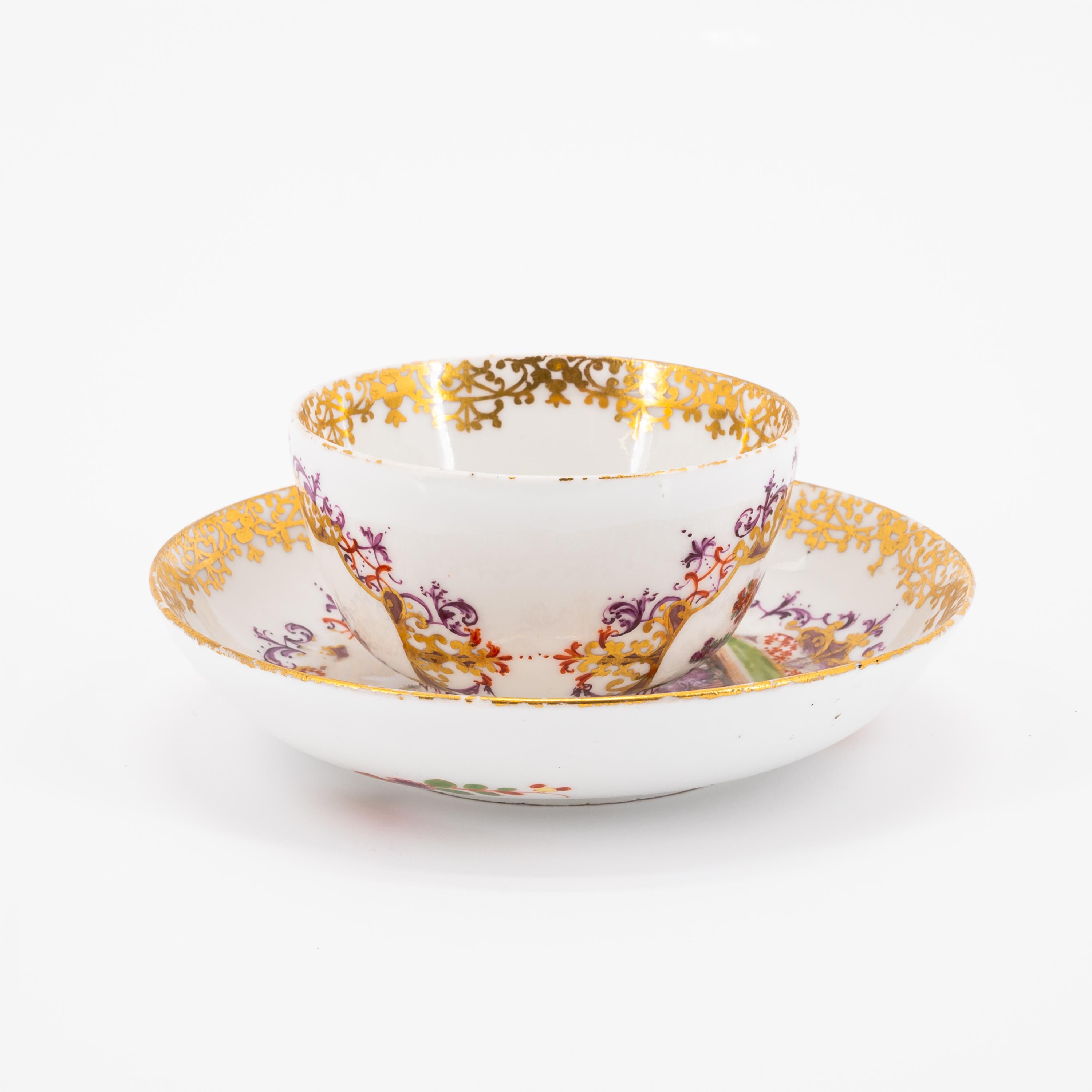TWO PORCELAIN TEA BOWLS WITH SAUCERS AND CHINOISEIES IN CARTOUCHES WITH FEATHER DECOR - Image 9 of 11