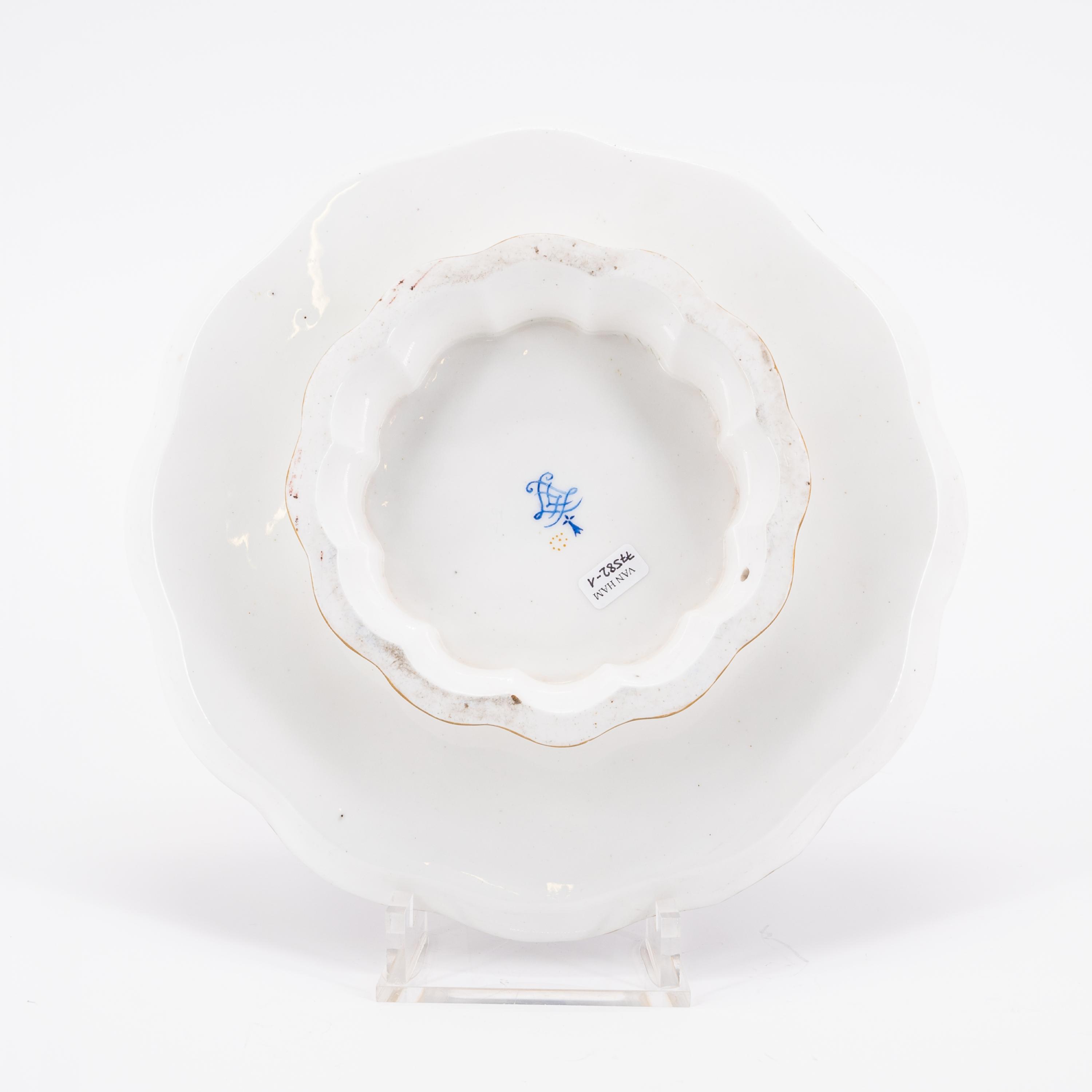 PORCELAIN SOLITAIRE WITH TENDRIL DECORATIONS AND DEEP BLUE GROUND - Image 3 of 13
