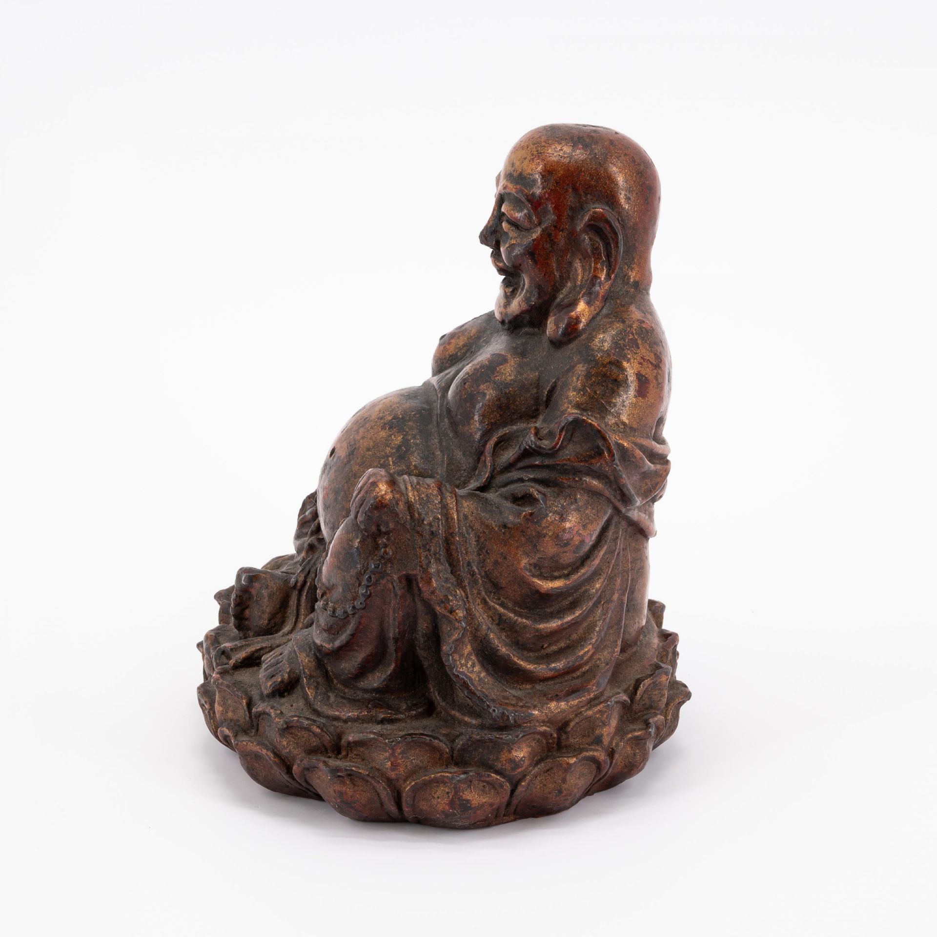 Figur eines sitzenden, lachenden Glücksgottes Budai - Bild 2 aus 5