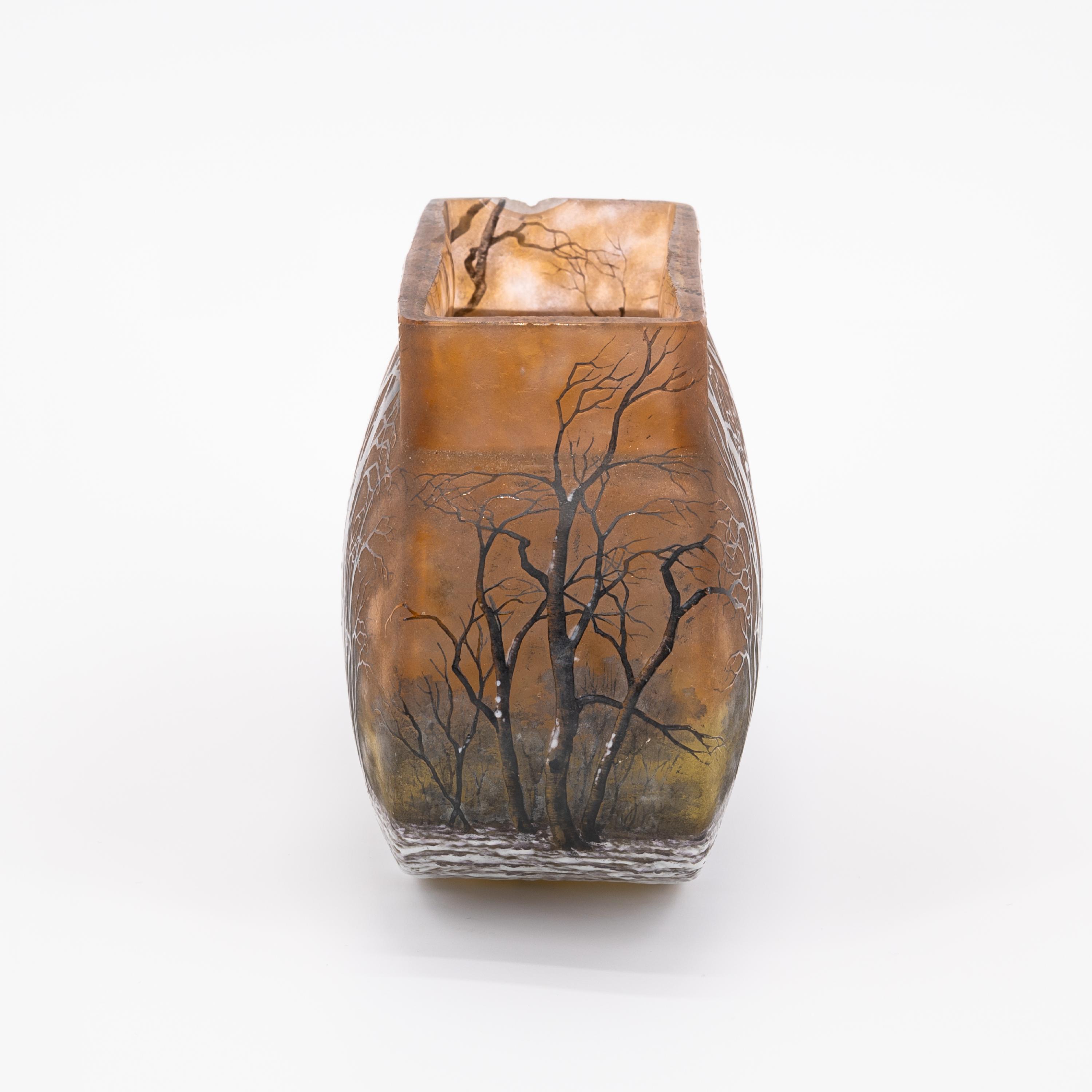 OVAL GLASS VASE WITH WINTER LANDSCAPE - Image 4 of 6