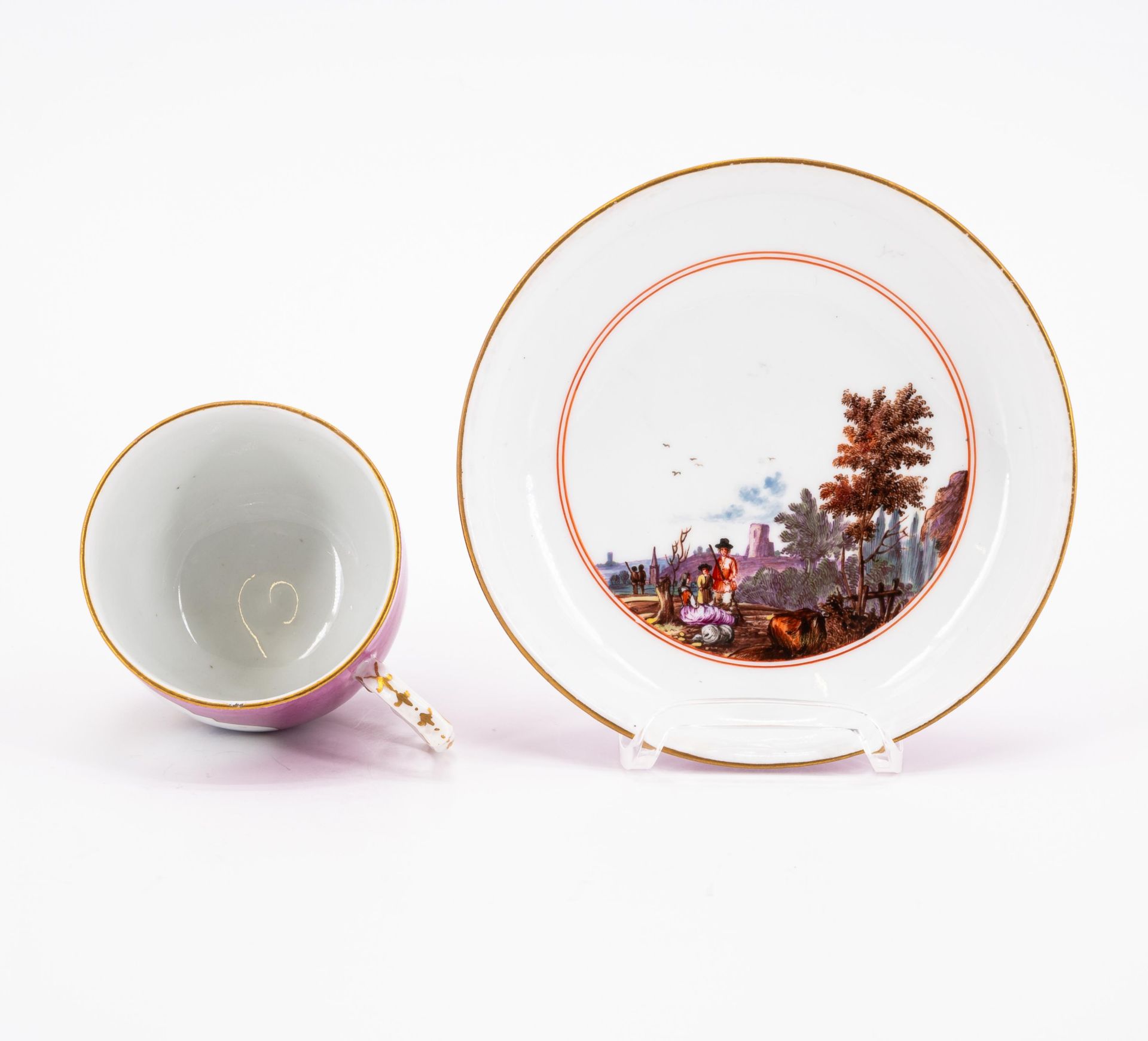 Eine Kaffeekanne, Tasse und Untertasse mit Purpurfond und Landschaftskartuschen - Bild 5 aus 11