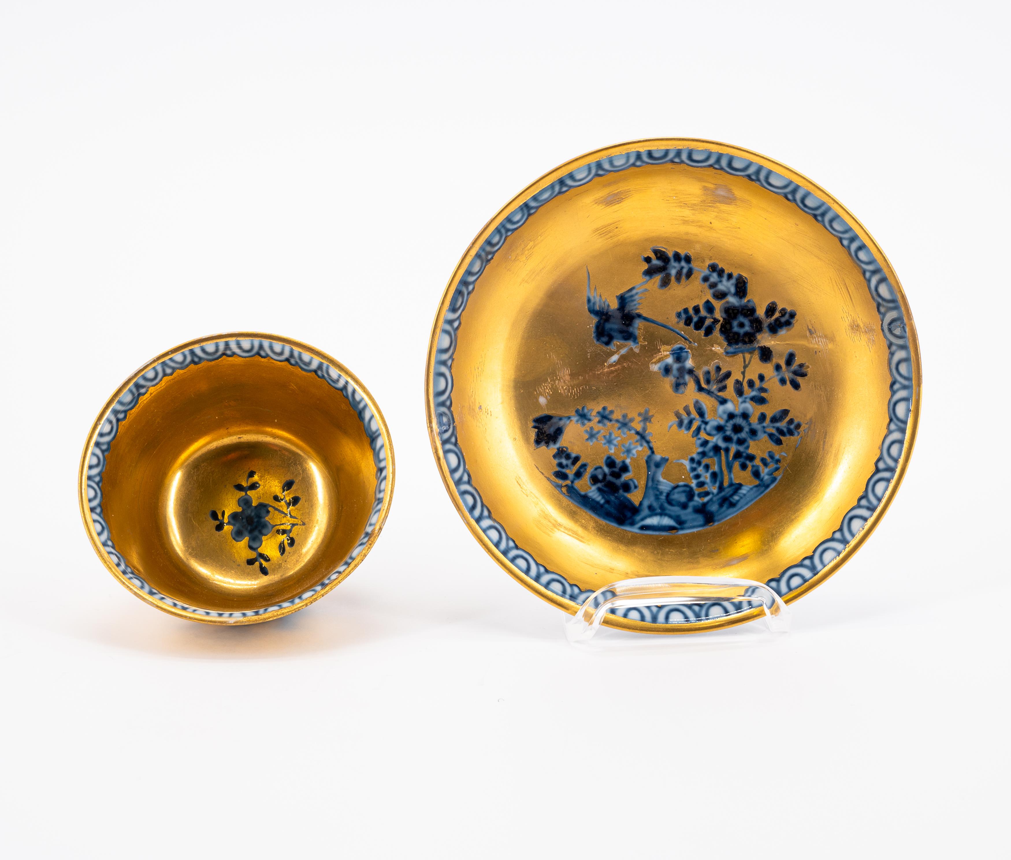 PORCELAIN ENSEMBLE OF SLOP BOWL, TWO CUPS AND SAUCERS WITH GILDED DECOR - Image 15 of 16