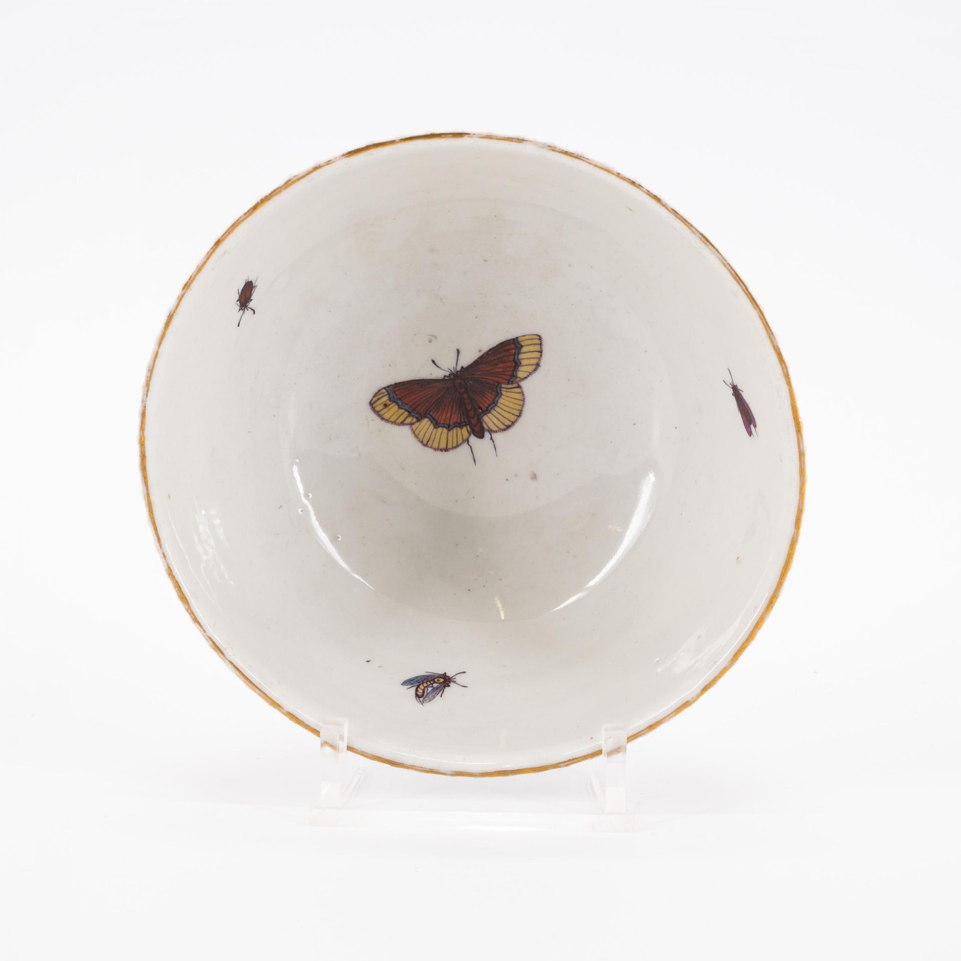 PORCELAIN SLOP BOWL, THREE CUPS AND SAUCERS WITH FIGURATIVE AND FLORAL DECOR - Image 21 of 22