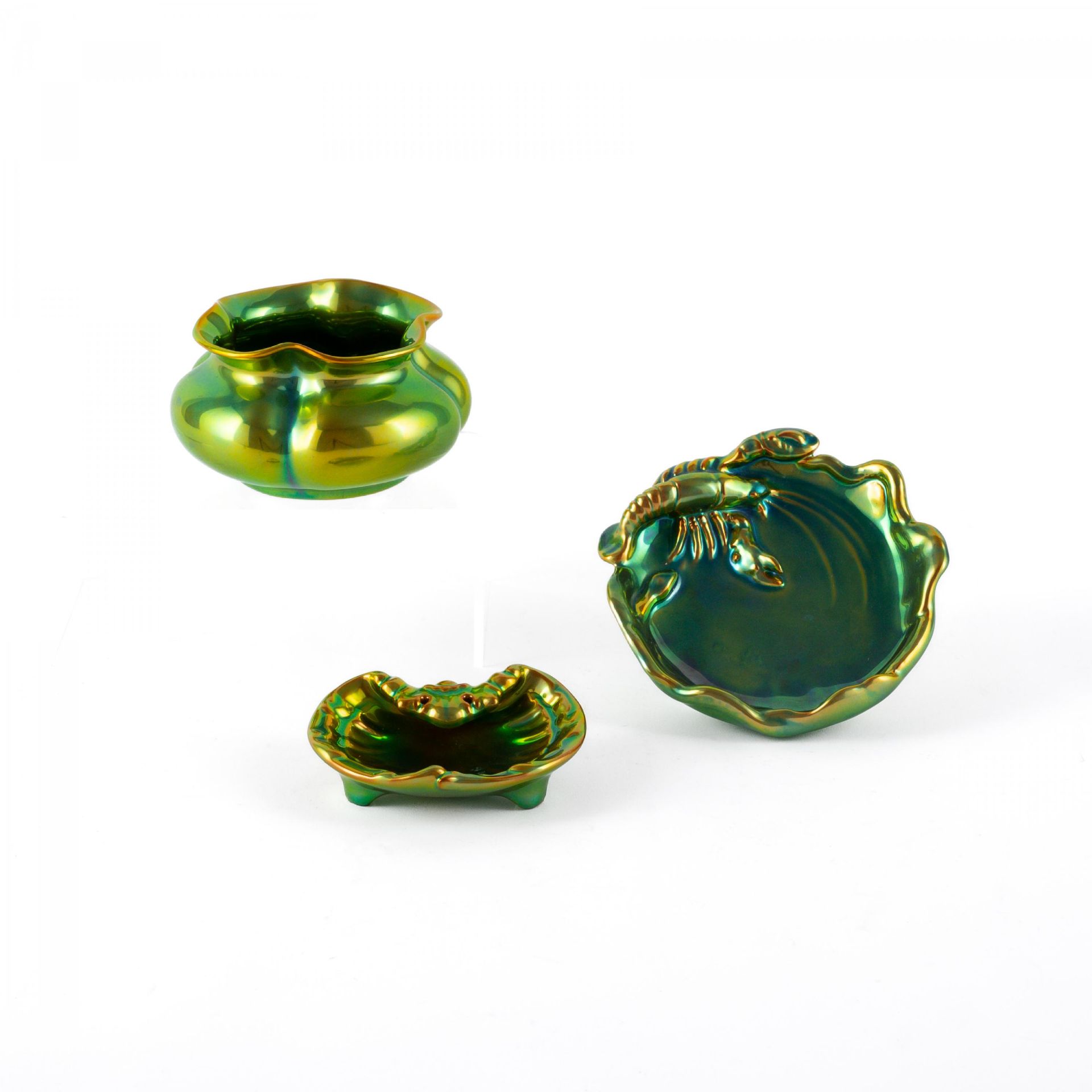 Gruppe von drei irisierend grünen Porzellanschalen