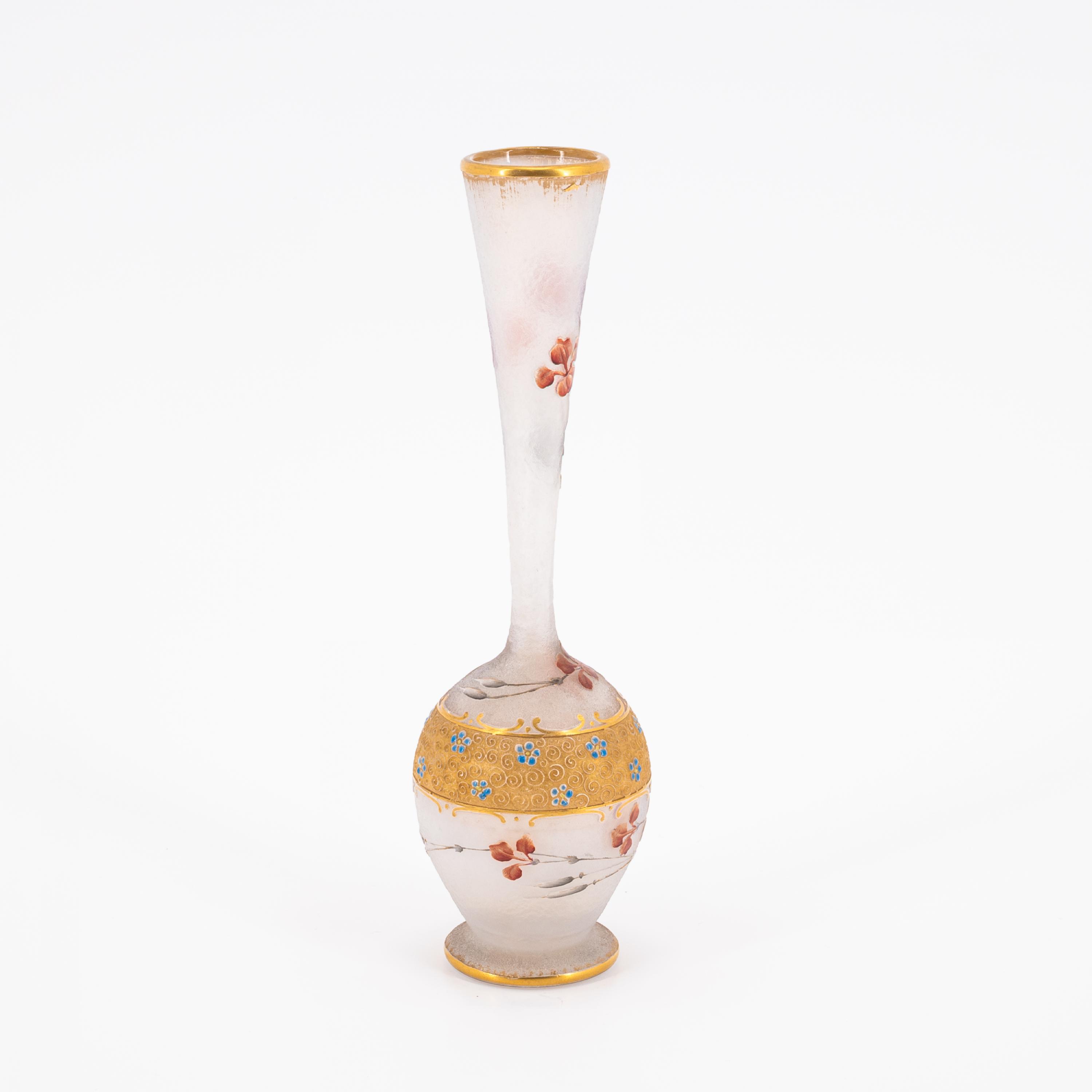 SMALL GLASS VASE WITH GOLD BORDER AND FINE FLORAL PATTERN - Image 3 of 6