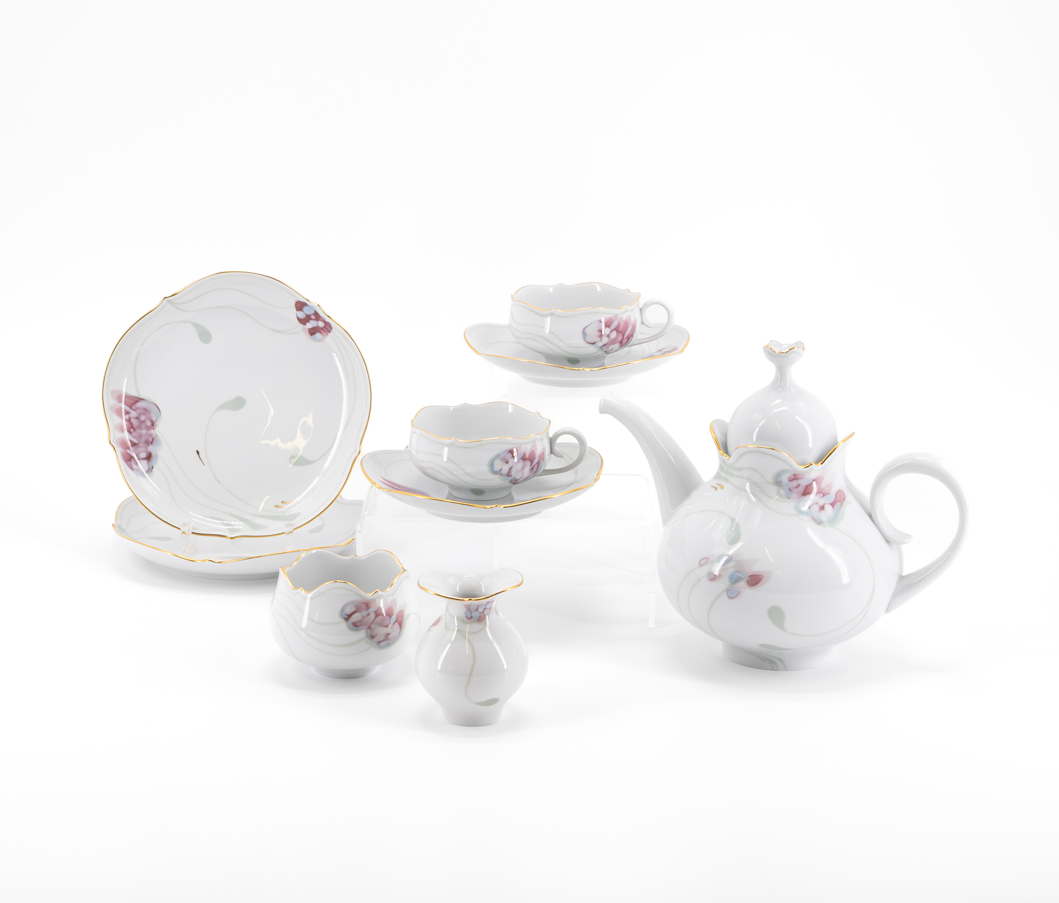 PORCELAIN TEA SERVICE FOR SIX IN THE 'LARGE CUT-OUT' SHAPE WITH 'WINDFLOWER' DECORATION