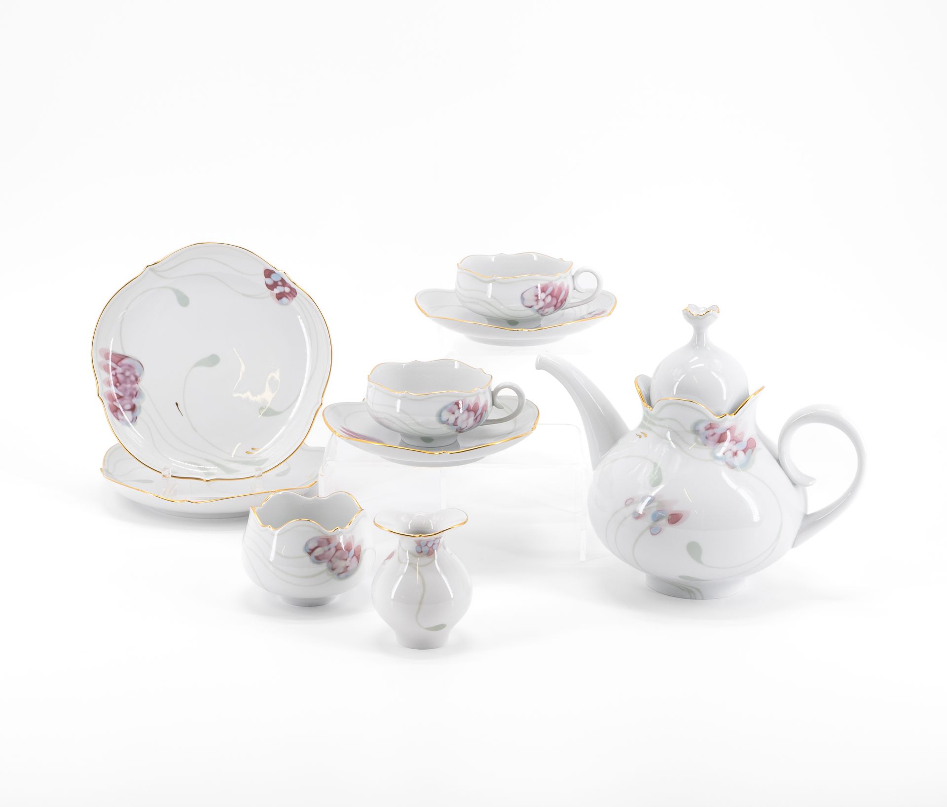 PORCELAIN TEA SERVICE FOR SIX IN THE 'LARGE CUT-OUT' SHAPE WITH 'WINDFLOWER' DECORATION