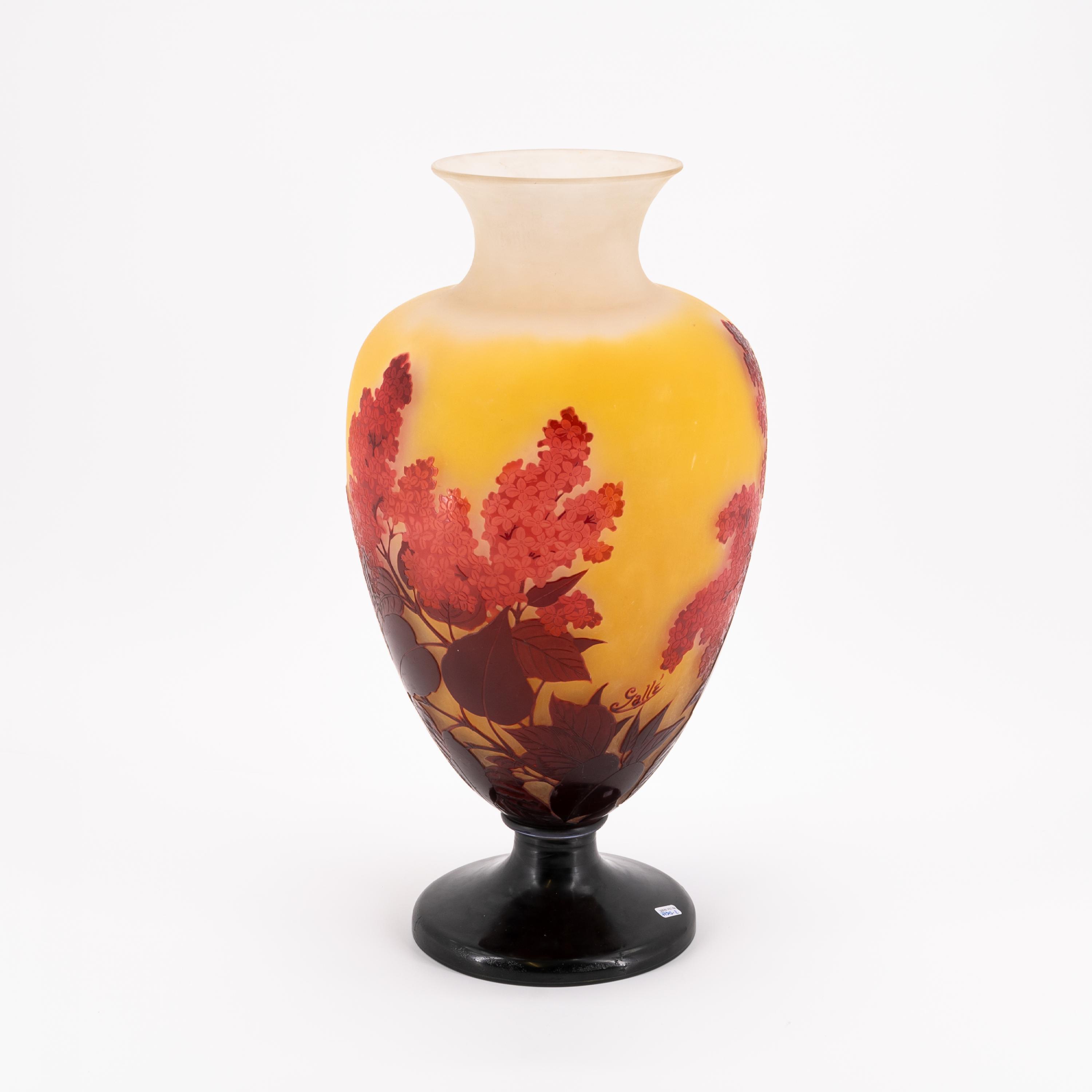 LARGE GLASS GOBLET VASE WITH LILAC BLOSSOMS - Image 3 of 8