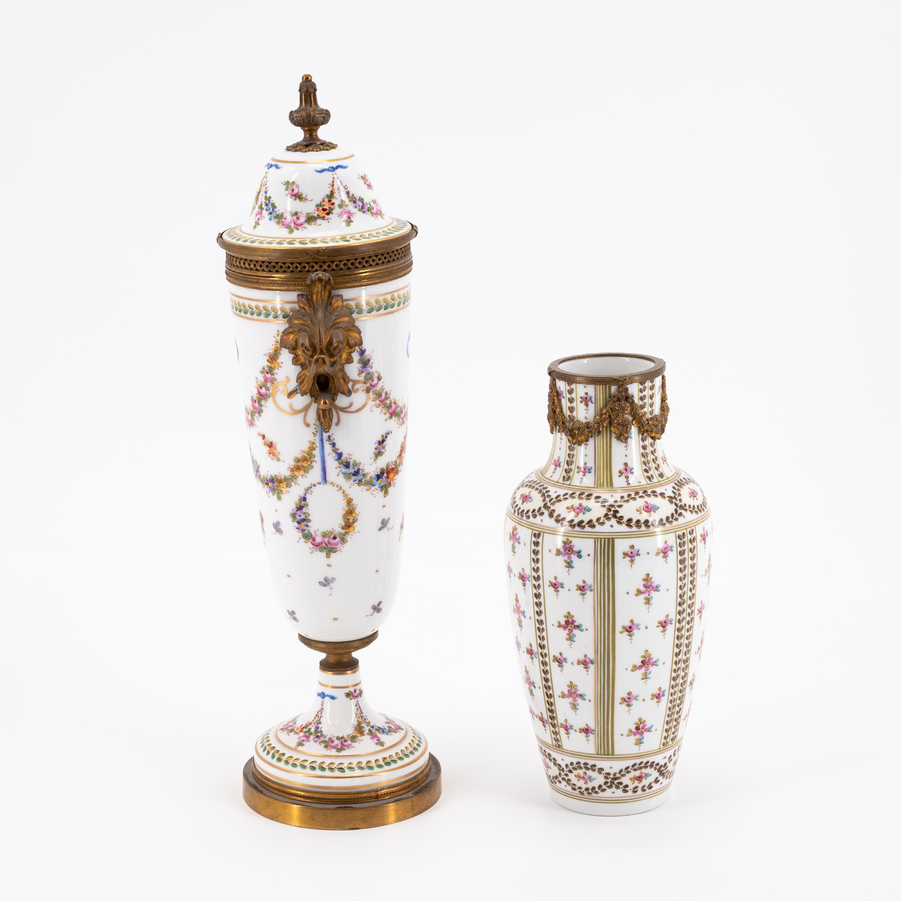 TWO SMALL PORCELAIN VASES WITH FLOWER GARLANDS AND SMALL BLOSSOMS - Image 2 of 6