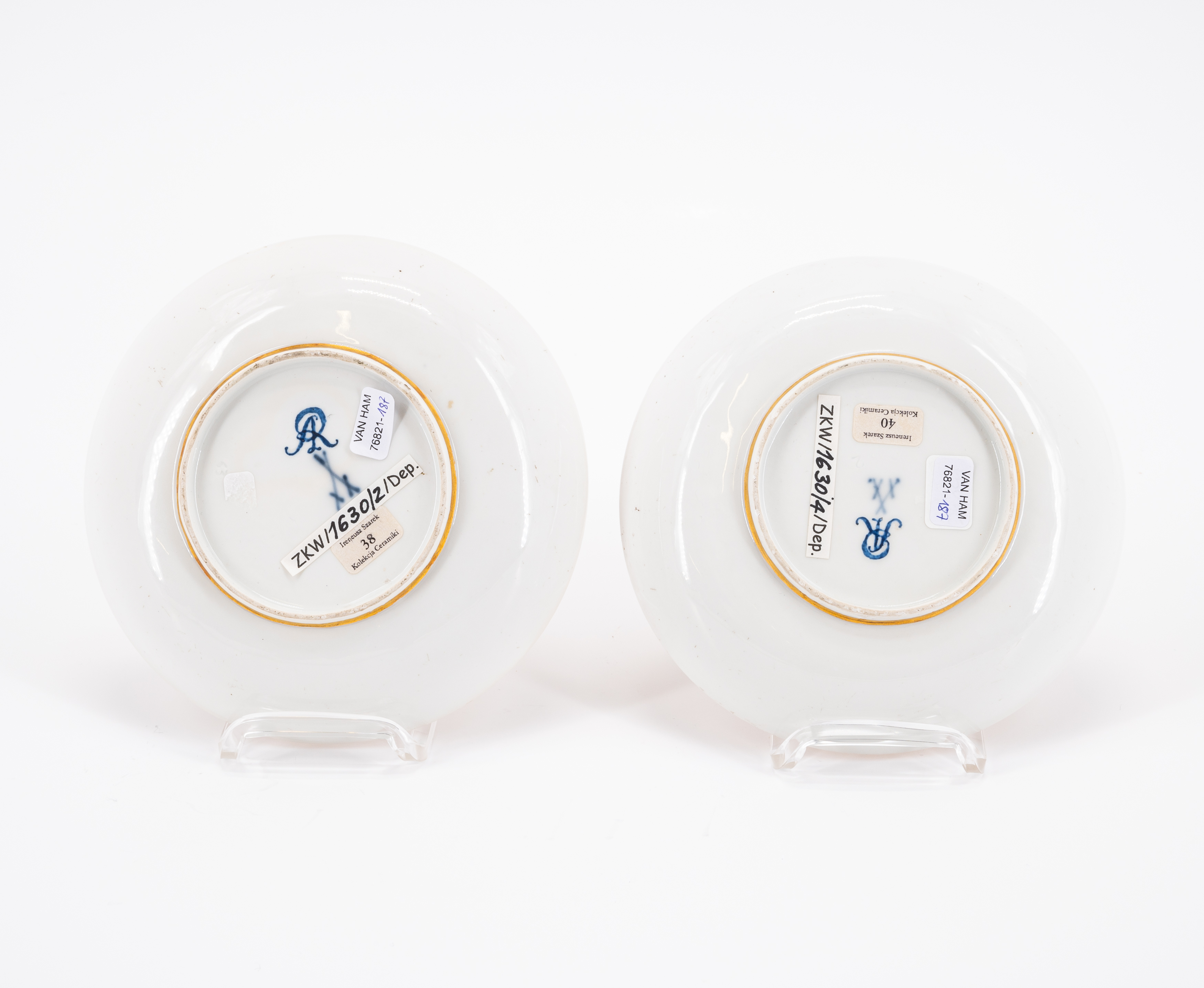 FOUR SMALL PORCELAIN PLATES WITH GOLD CONTOURED WATTEAU SCENES OUTLINES - Image 3 of 5