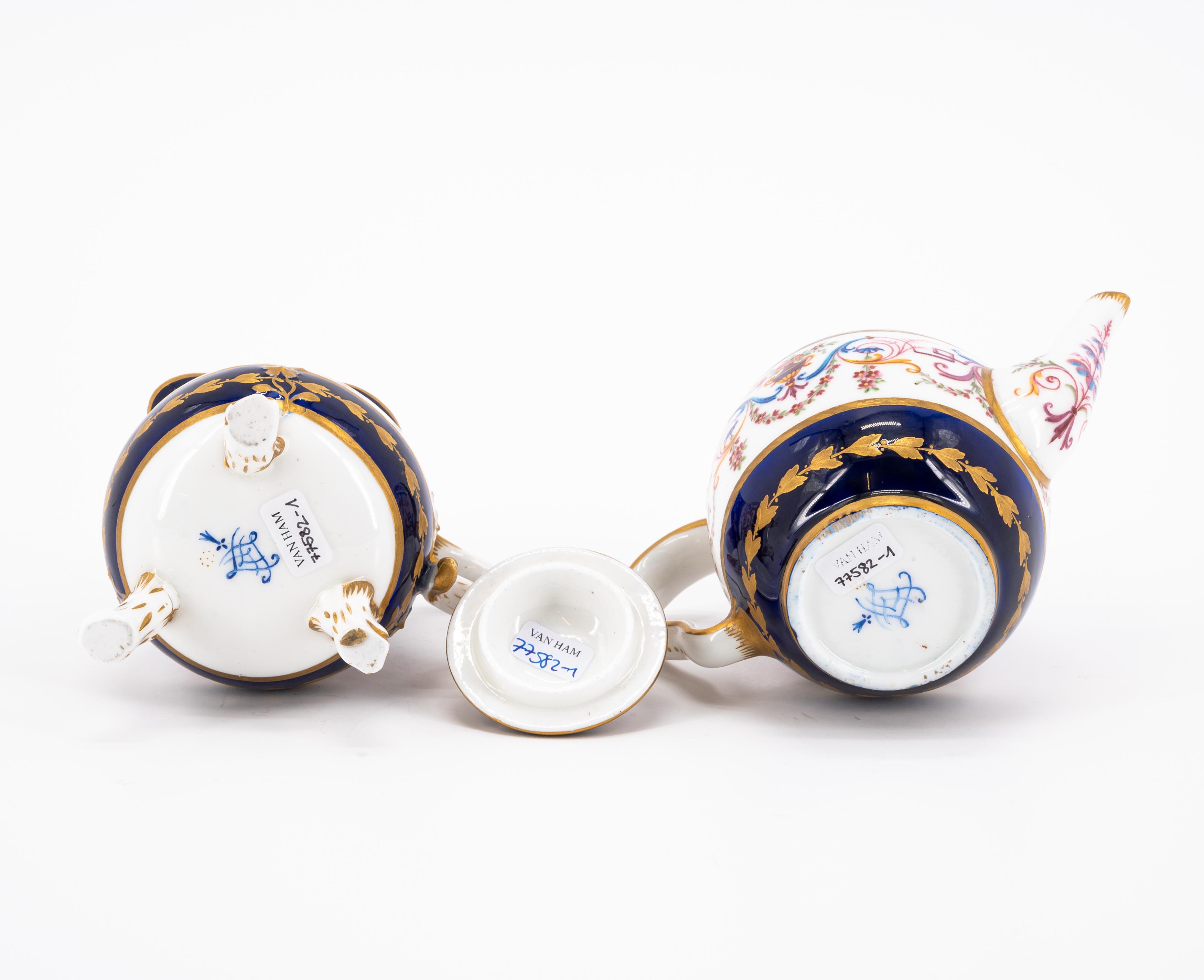 PORCELAIN SOLITAIRE WITH TENDRIL DECORATIONS AND DEEP BLUE GROUND - Image 13 of 13