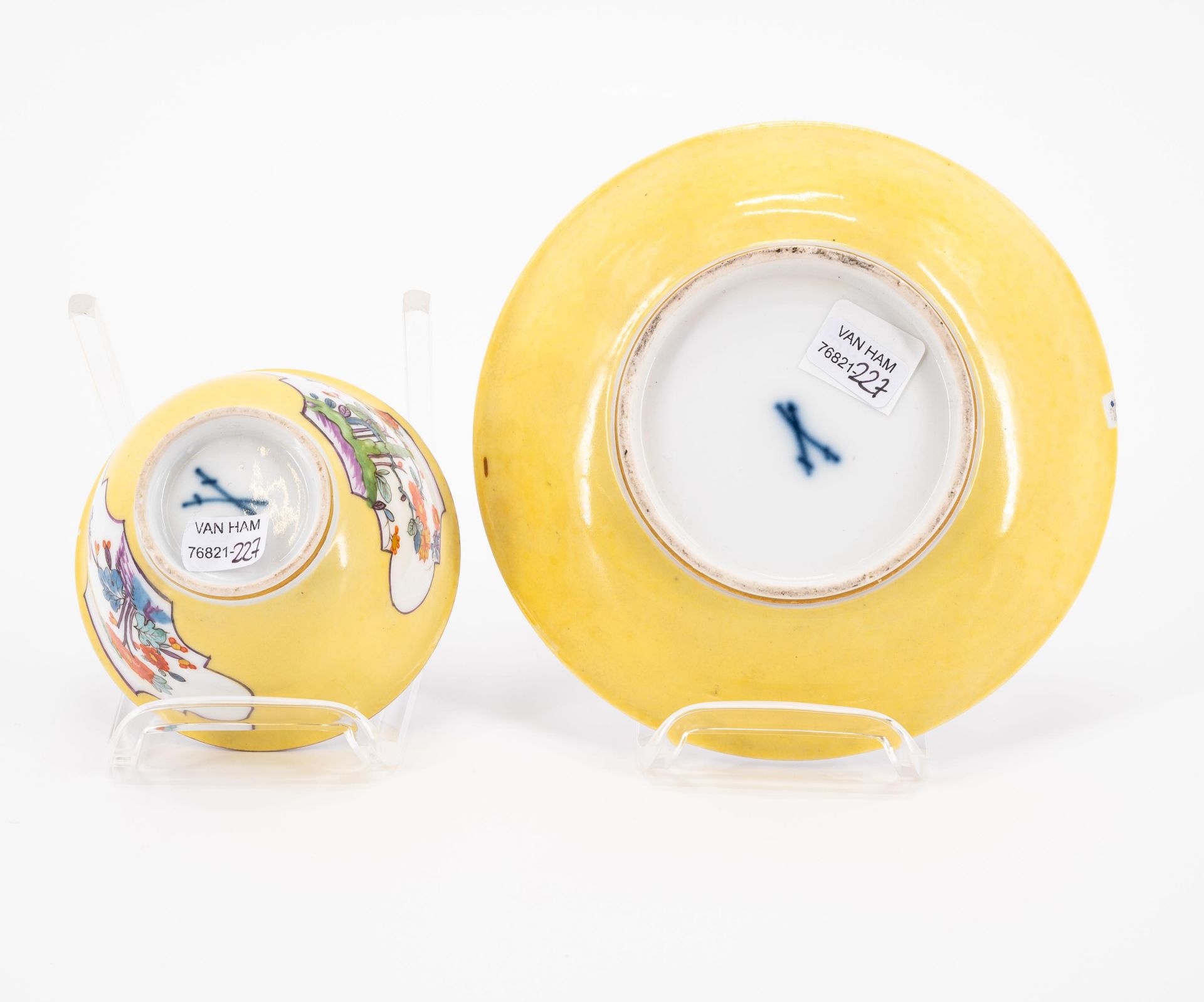 Zwei Koppchen und zwei Untertassen mit Gelbfond und Kakiemon - Bild 6 aus 11