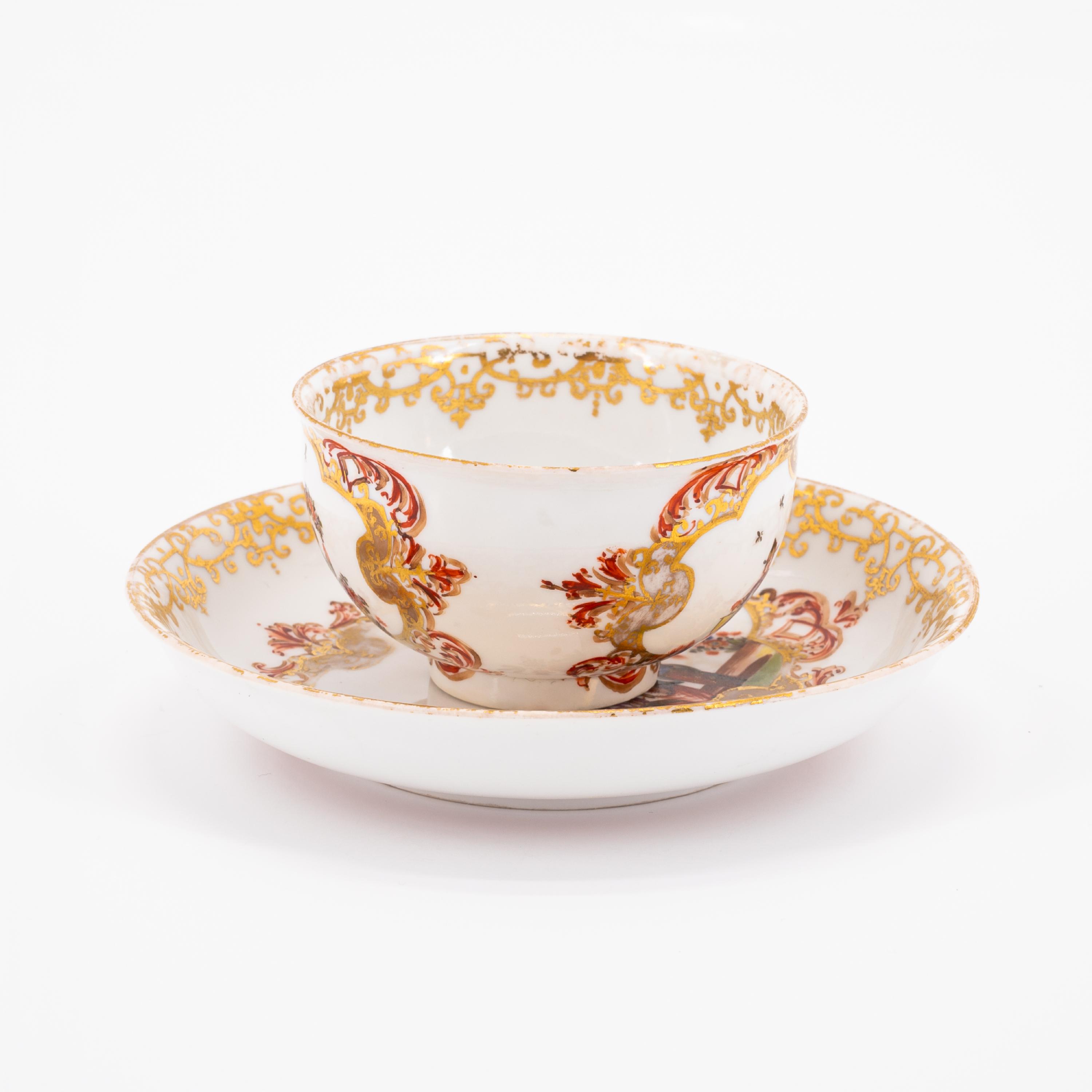 TWO PORCELAIN TEA BOWLS WITH SAUCERS AND CHINOISEIES IN CARTOUCHES WITH FEATHER DECOR - Image 4 of 11