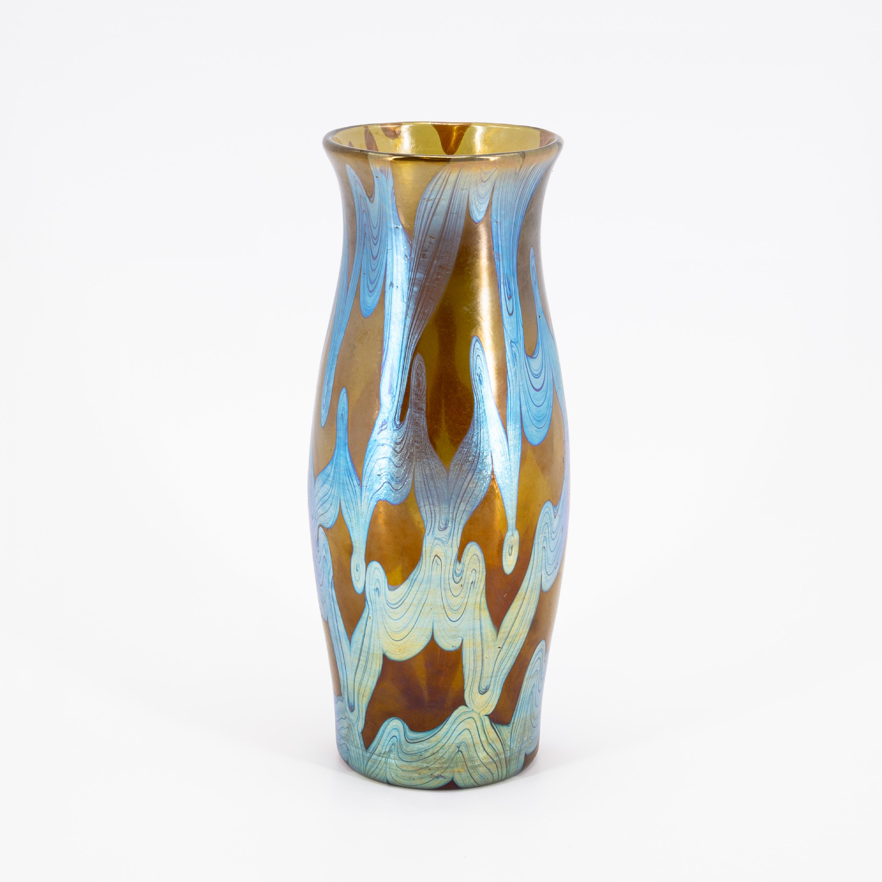 SMALL OVERLAY GLASS VASE WITH 'BRONZE PHENOMENON' DECOR - Image 3 of 6