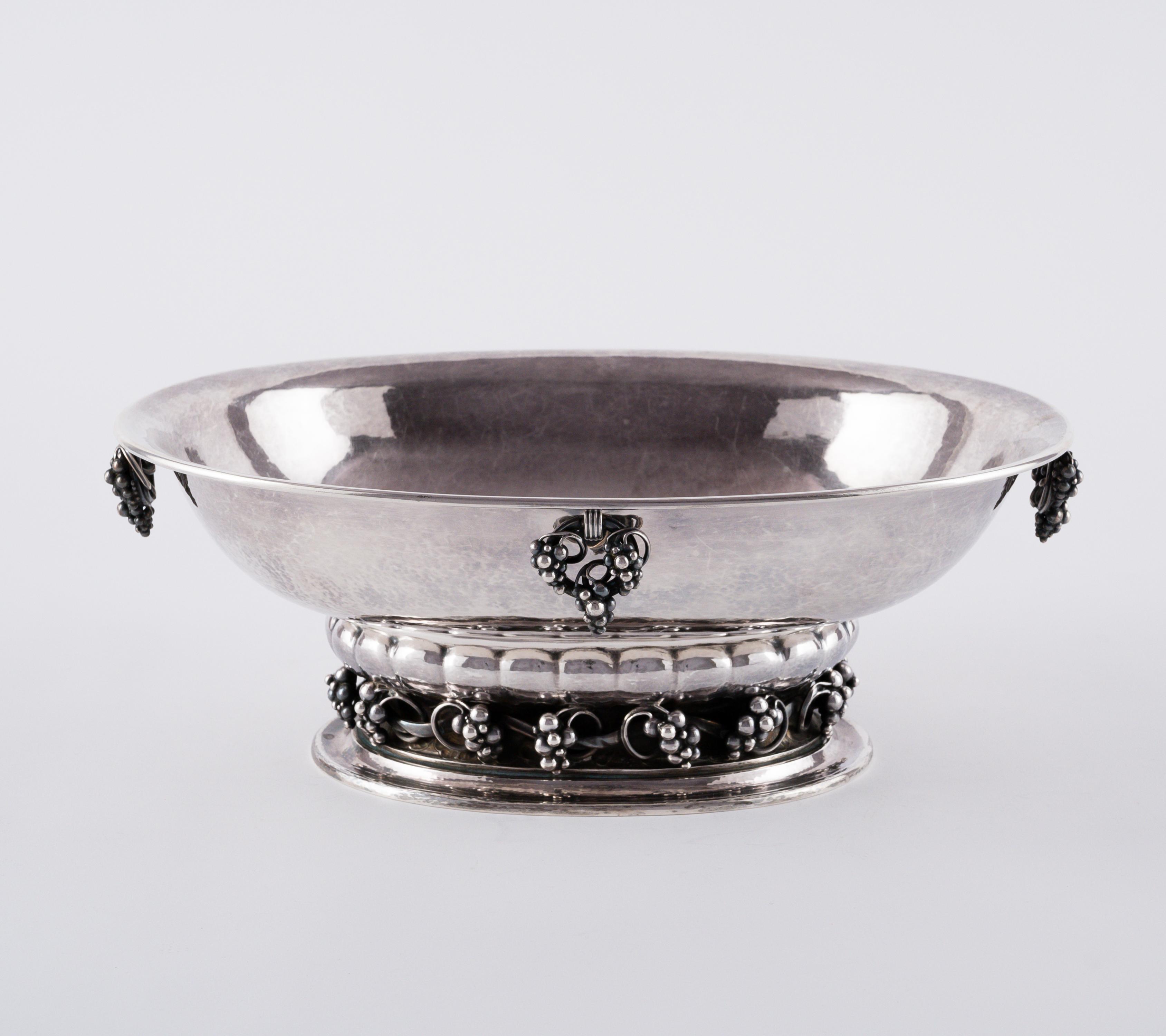 LARGE SILVER FOOTED BOWL WITH GRAPE DECOR - Image 4 of 7