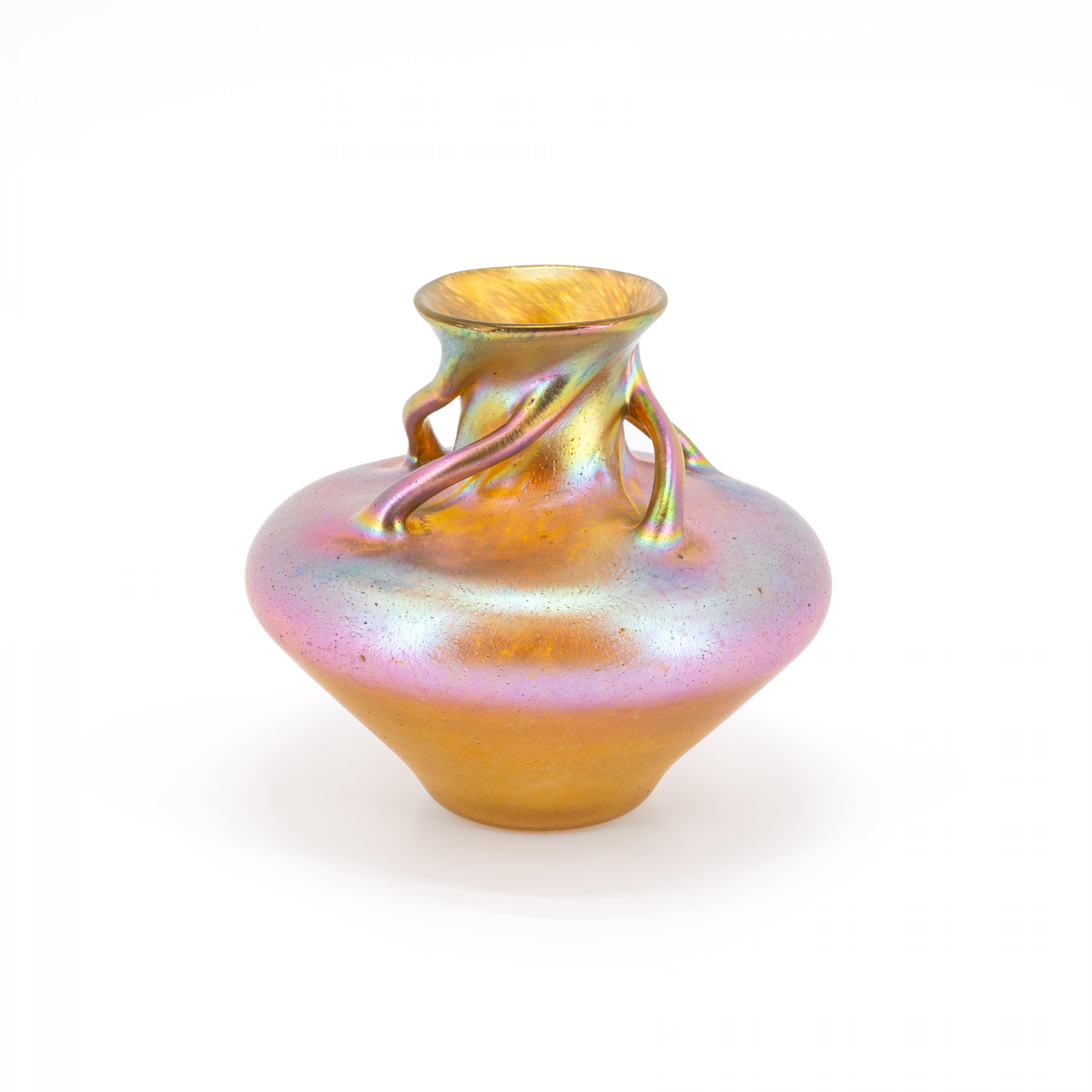 GLASS VASE WITH 'CANDIA SILBERIRIS' DECOR AND CURVED HANDLES