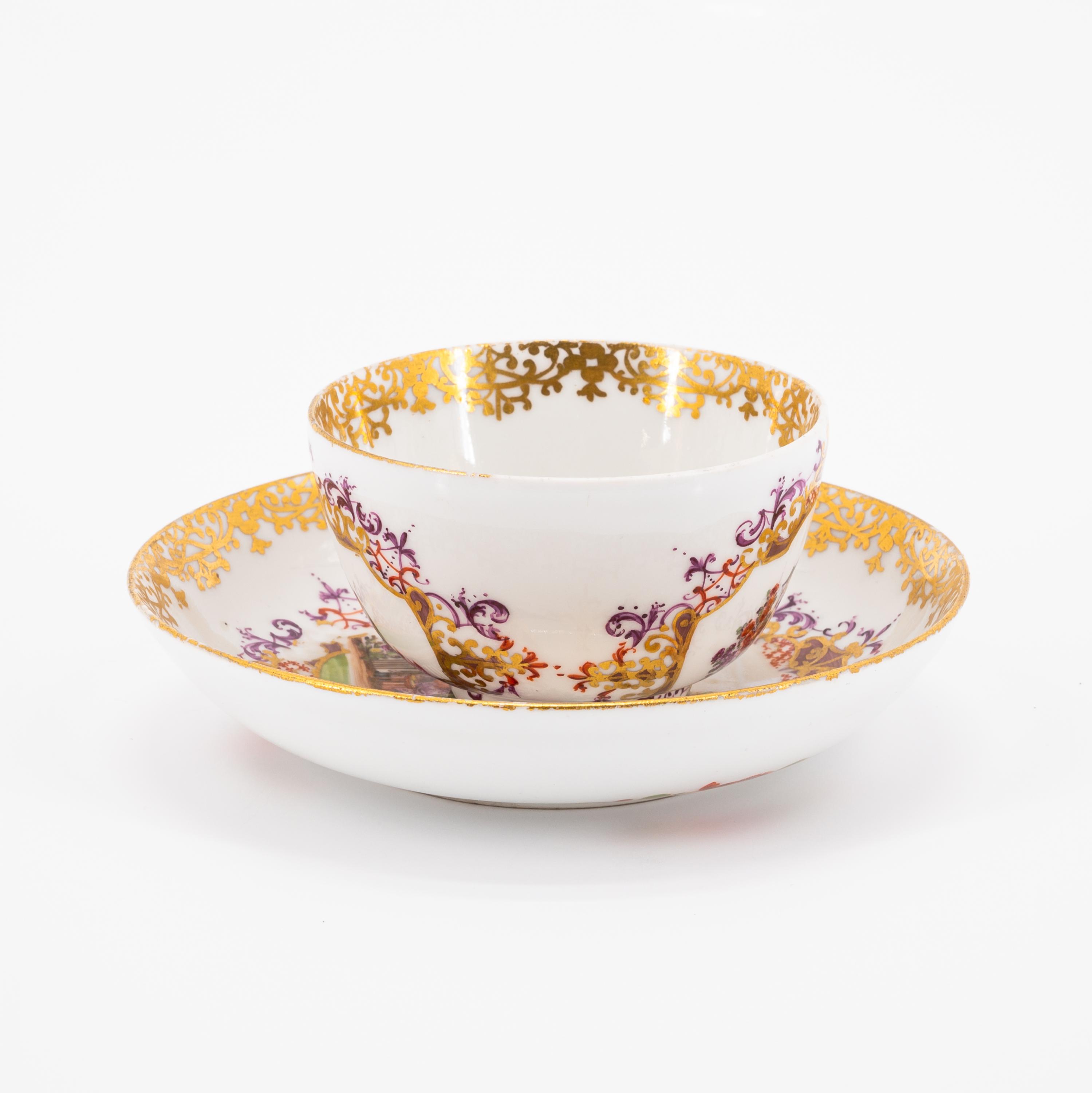 TWO PORCELAIN TEA BOWLS WITH SAUCERS AND CHINOISEIES IN CARTOUCHES WITH FEATHER DECOR - Image 7 of 11