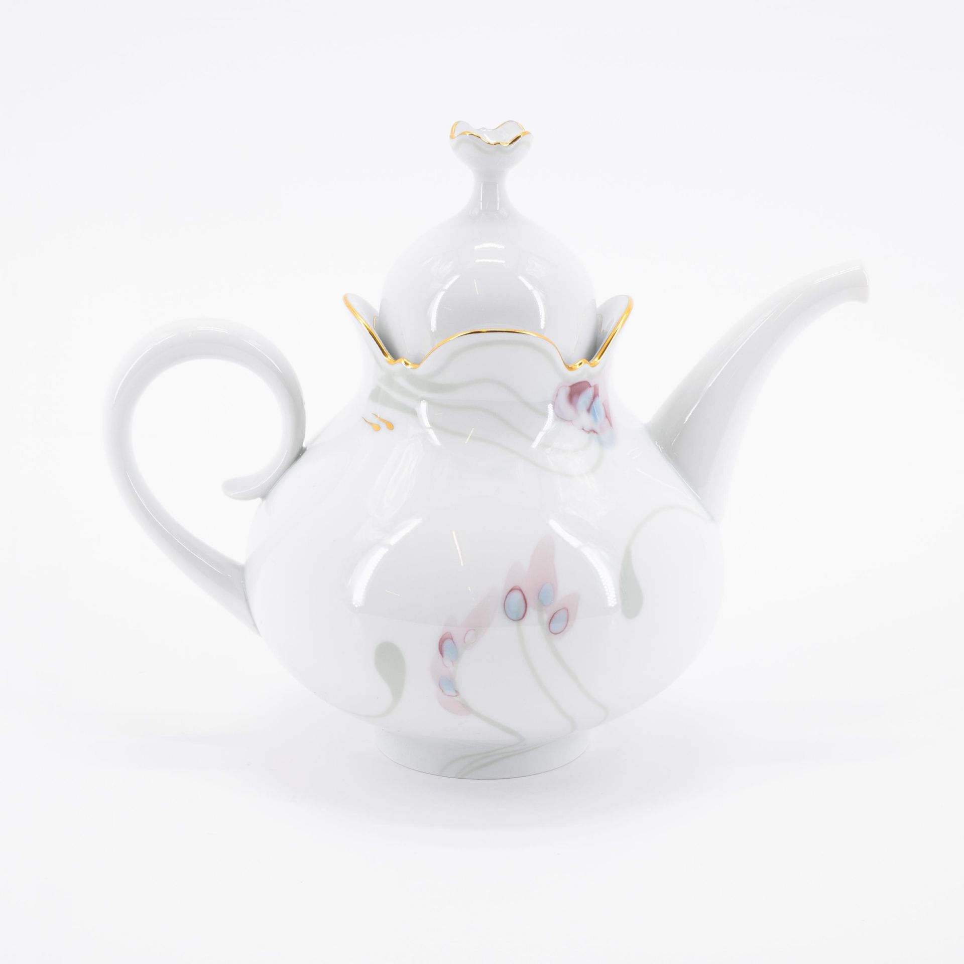 PORCELAIN TEA SERVICE FOR SIX IN THE 'LARGE CUT-OUT' SHAPE WITH 'WINDFLOWER' DECORATION - Image 15 of 18