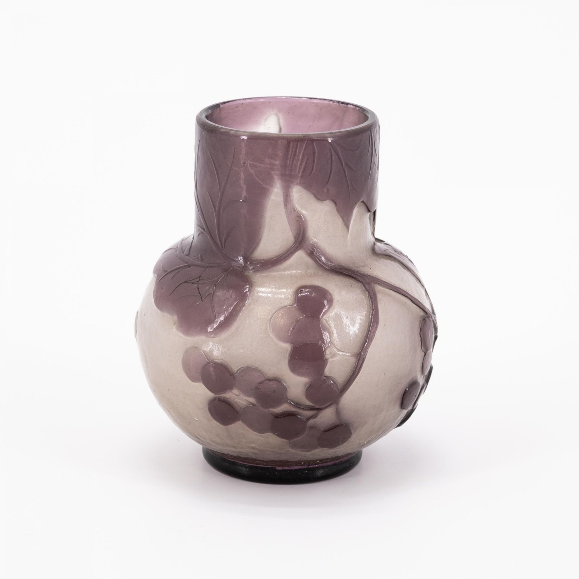 MINIATURE GLASS VASE WITH VINE LEAVES - Image 4 of 6