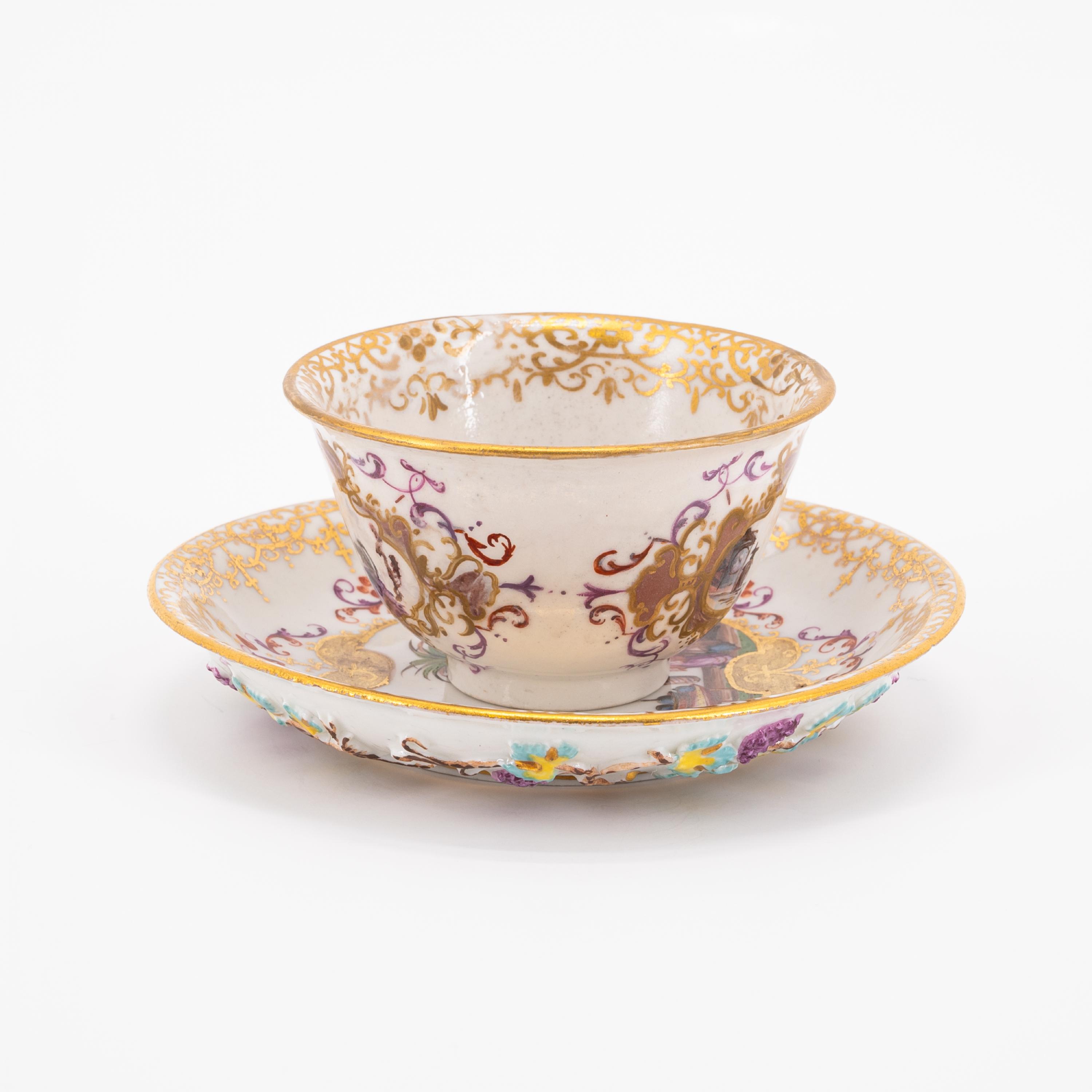 TWO PORCELAIN TEA BOWLS WITH SAUCERS AND CHINOISERIES IN CARTOUCHES WITH PURPLE LUSTRE - Image 9 of 11