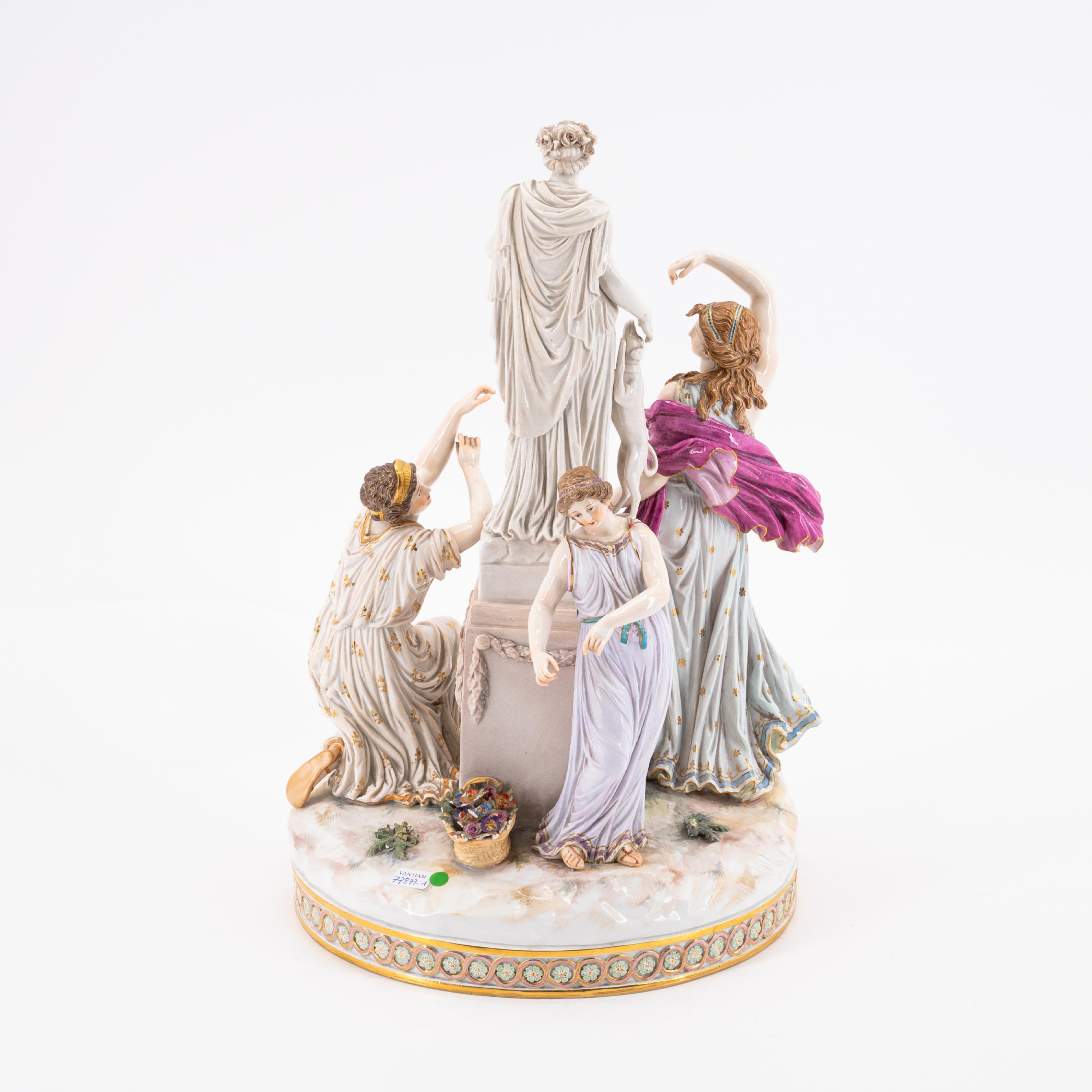 LARGE PORCELAIN GROUP 'OPFER DER TREUE' - Image 4 of 6