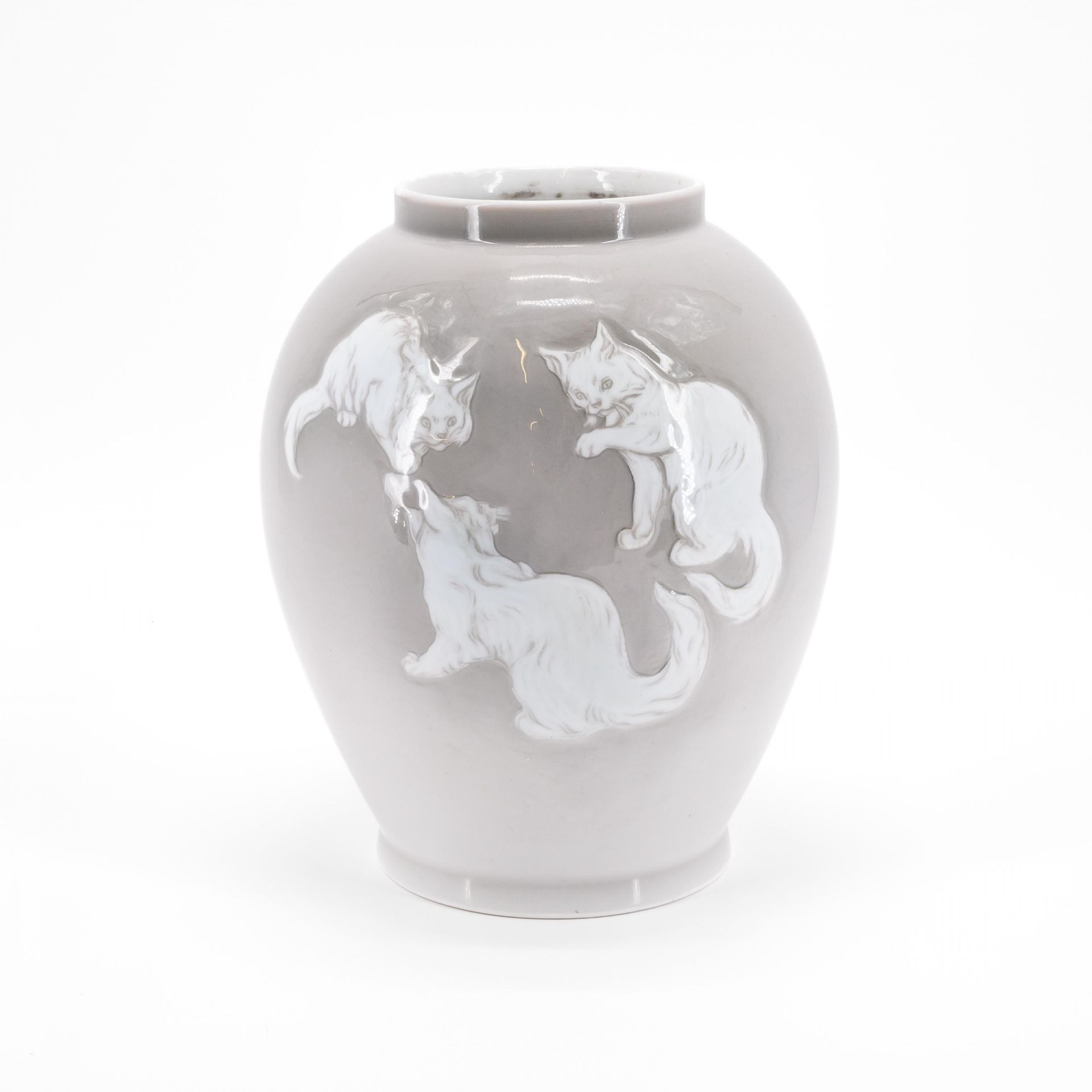 LARGE PORCELAIN VASE WITH PLAYING CATS - Image 2 of 7