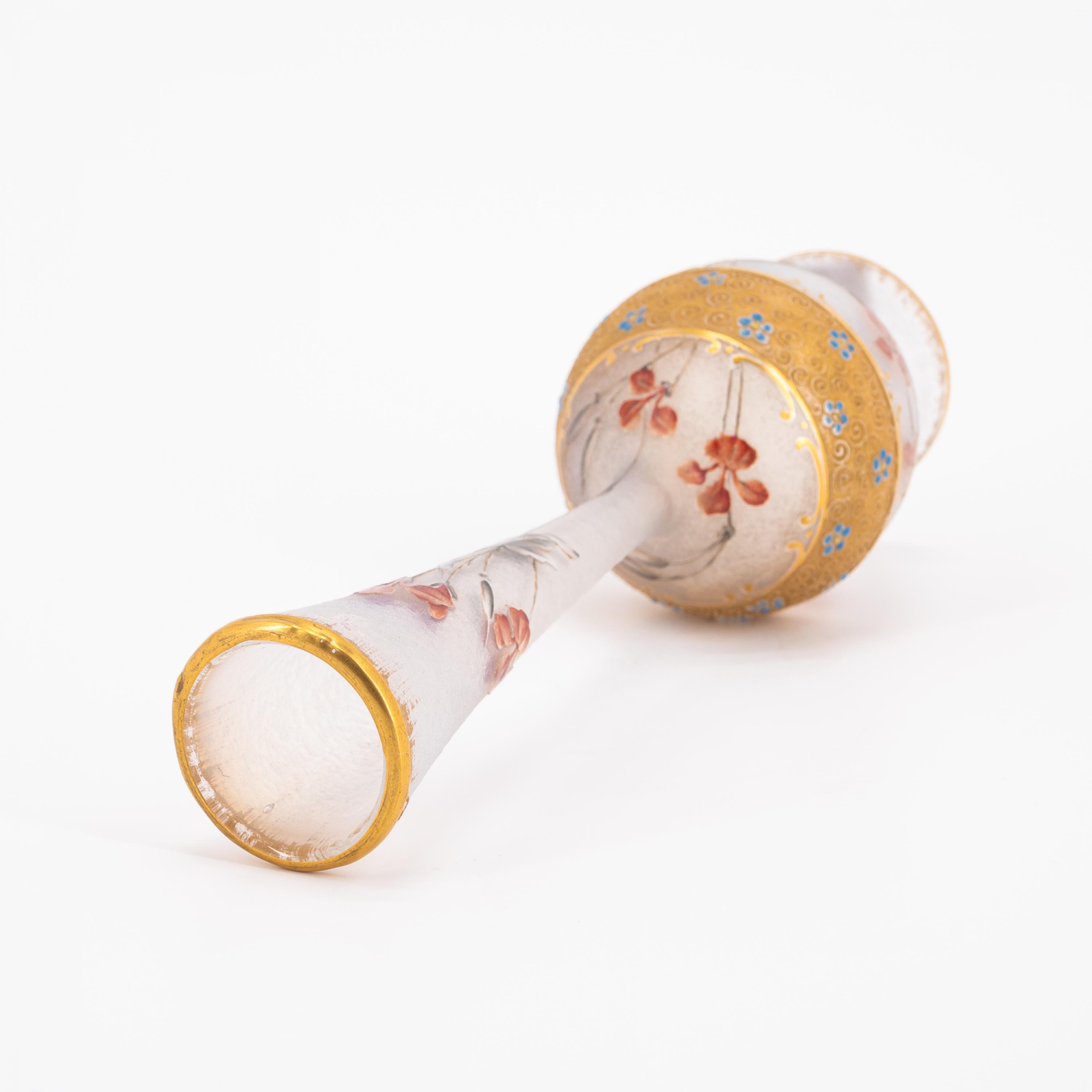 SMALL GLASS VASE WITH GOLD BORDER AND FINE FLORAL PATTERN - Image 5 of 6