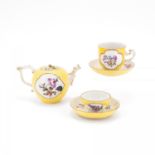 Teekanne, zwei Tassen und Untertassen mit gelbem Fond und ombrierter Blumenmalerei