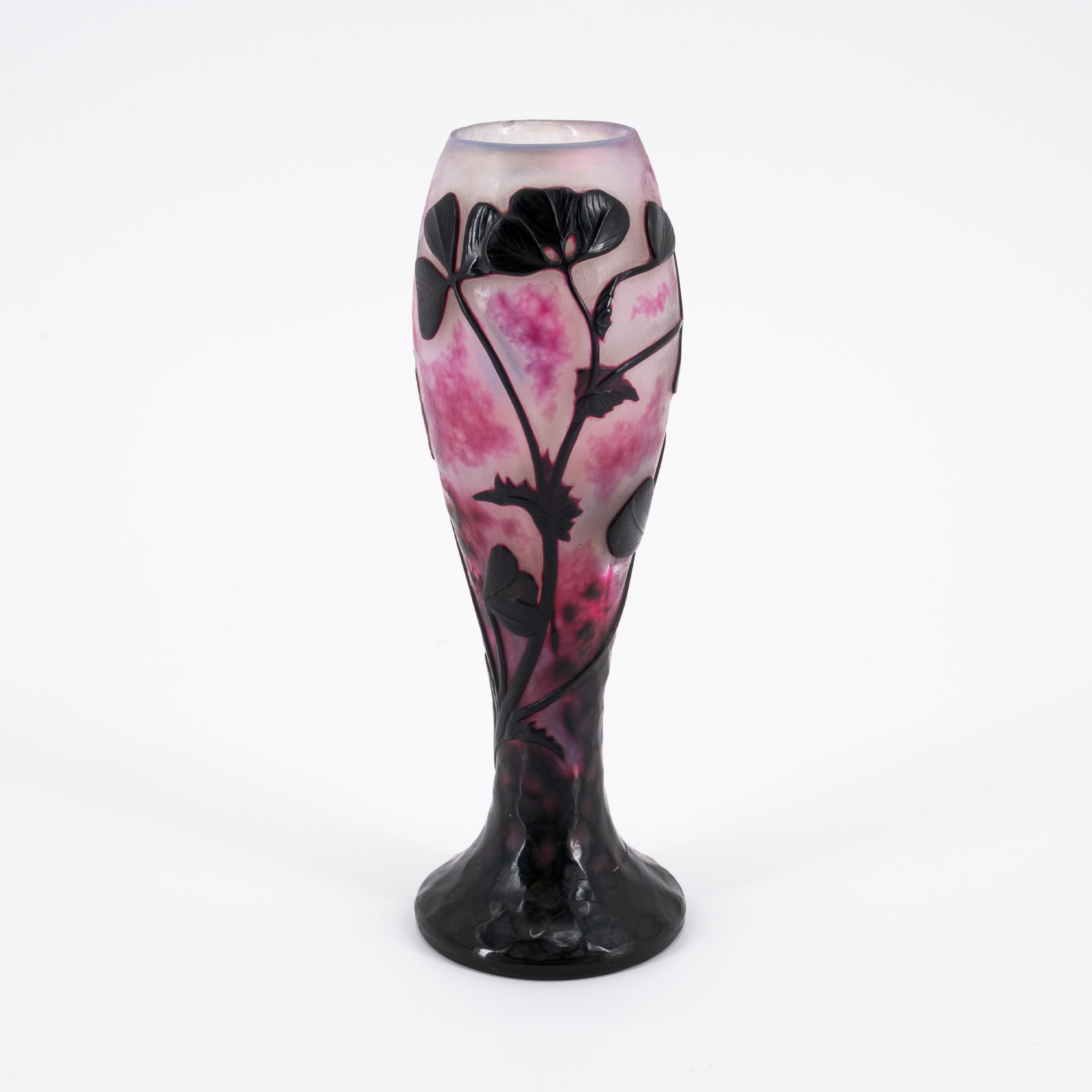 CLUB-SHAPED GLASS VASE WITH GINKO BRANCHES - Image 2 of 6