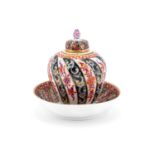Teedose und Untertasse mit Streifendekor in der Art Ostasiatischer 'Brokatware'