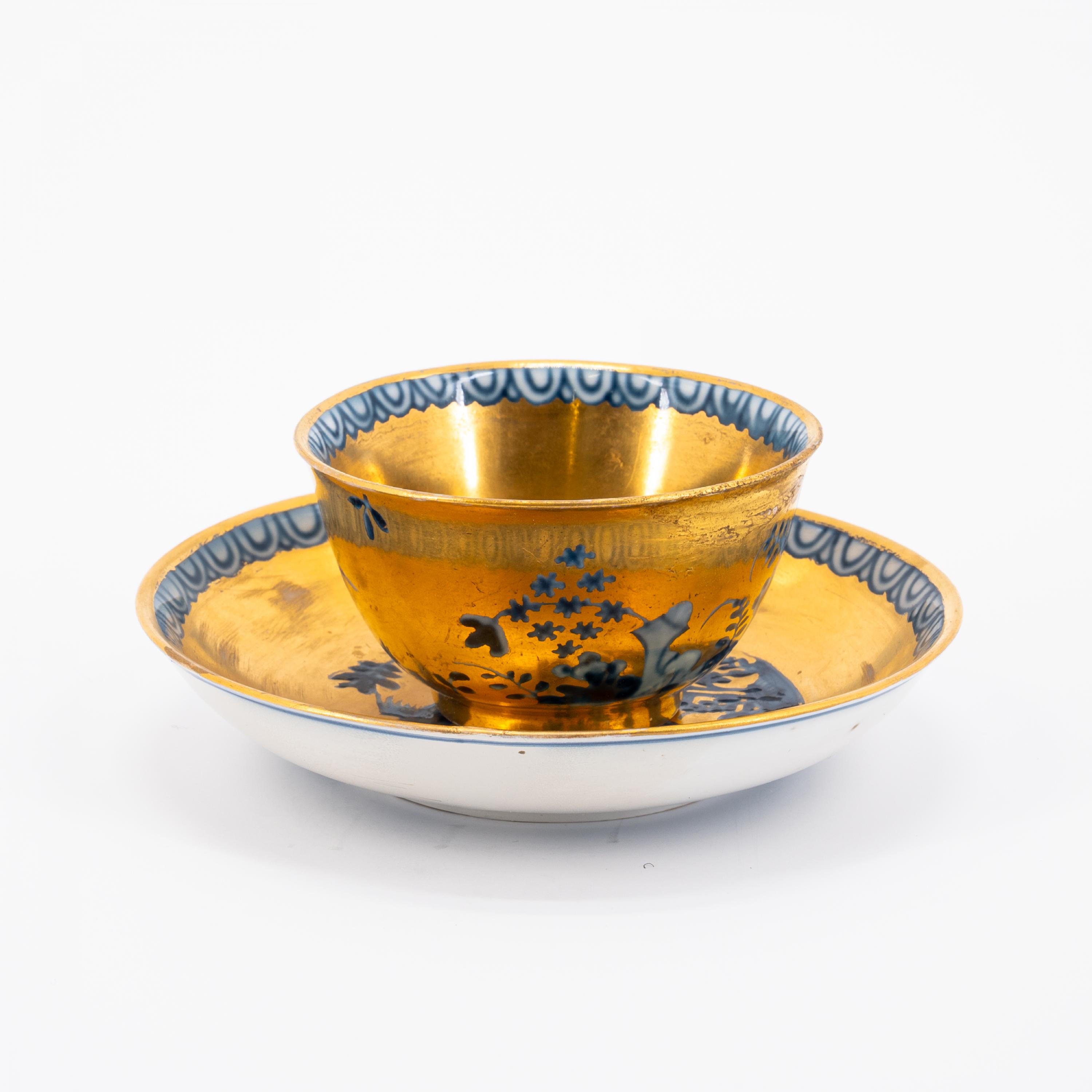 PORCELAIN ENSEMBLE OF SLOP BOWL, TWO CUPS AND SAUCERS WITH GILDED DECOR - Image 14 of 16