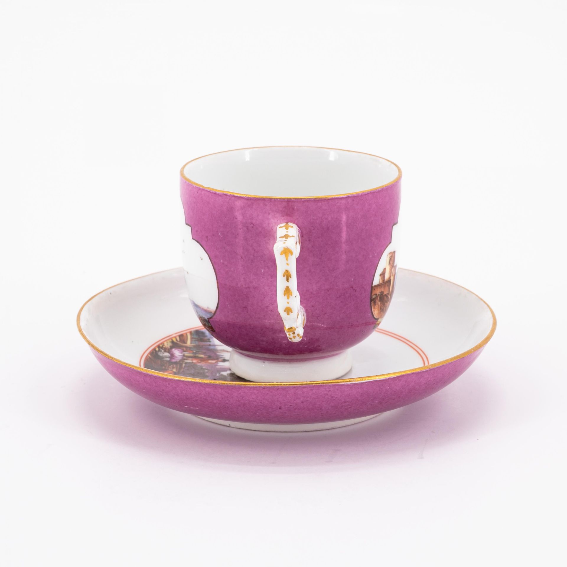 Eine Kaffeekanne, Tasse und Untertasse mit Purpurfond und Landschaftskartuschen - Bild 2 aus 11