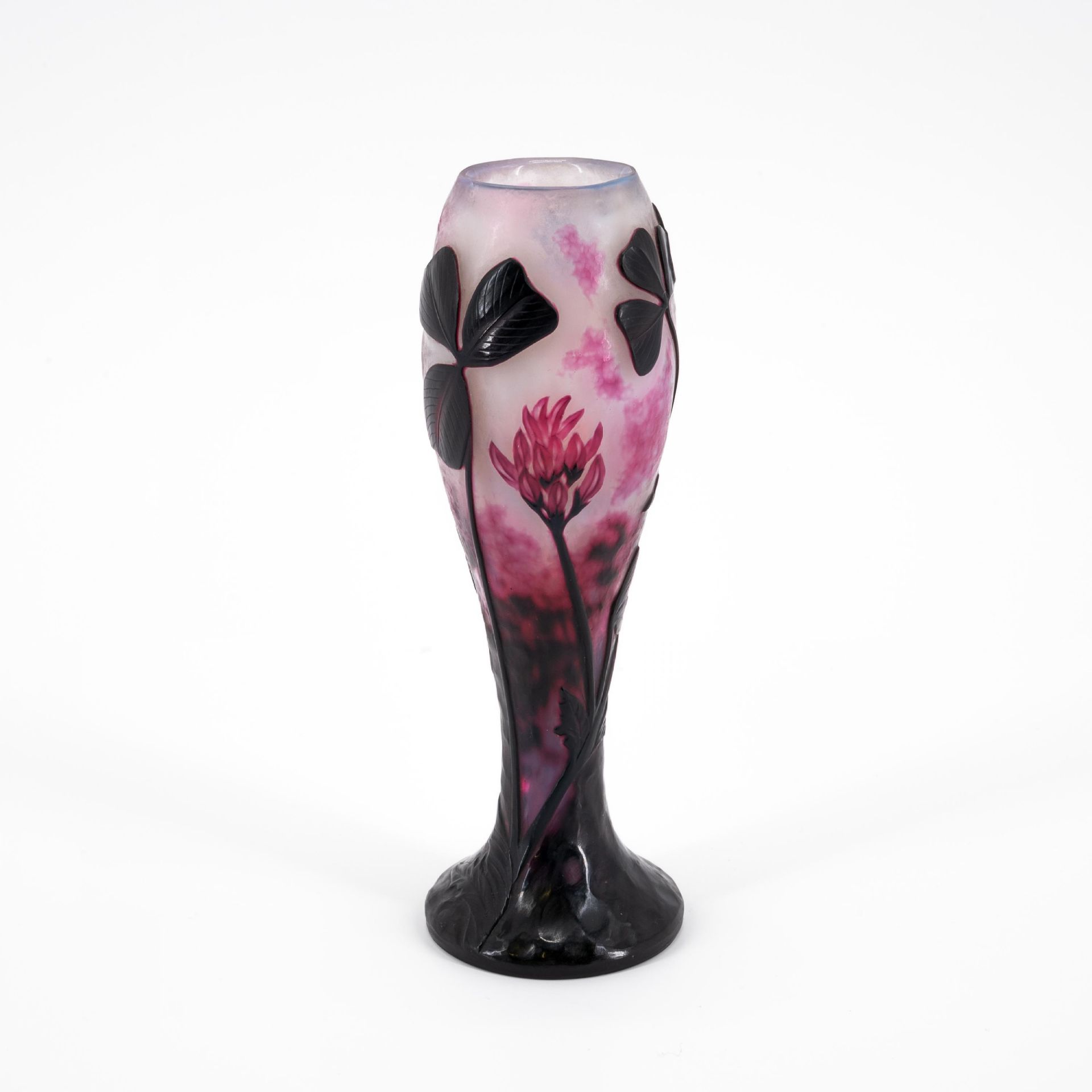 Keulenförmige Vase mit Ginkgo-Zweigen