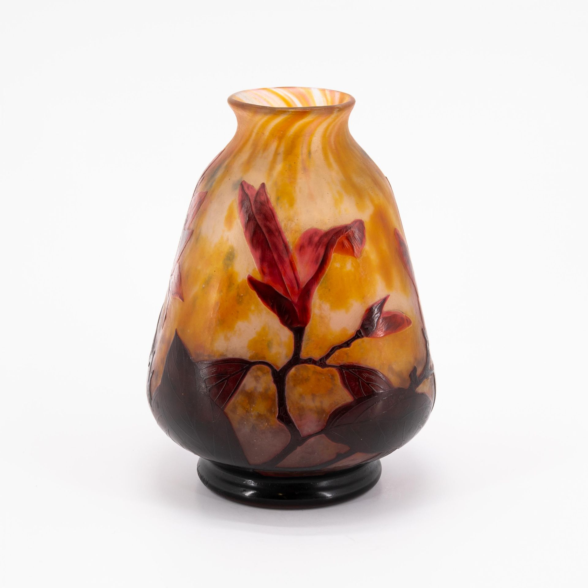 GLASS VASE WITH MAGNOLIA BRANCHES - Image 2 of 7