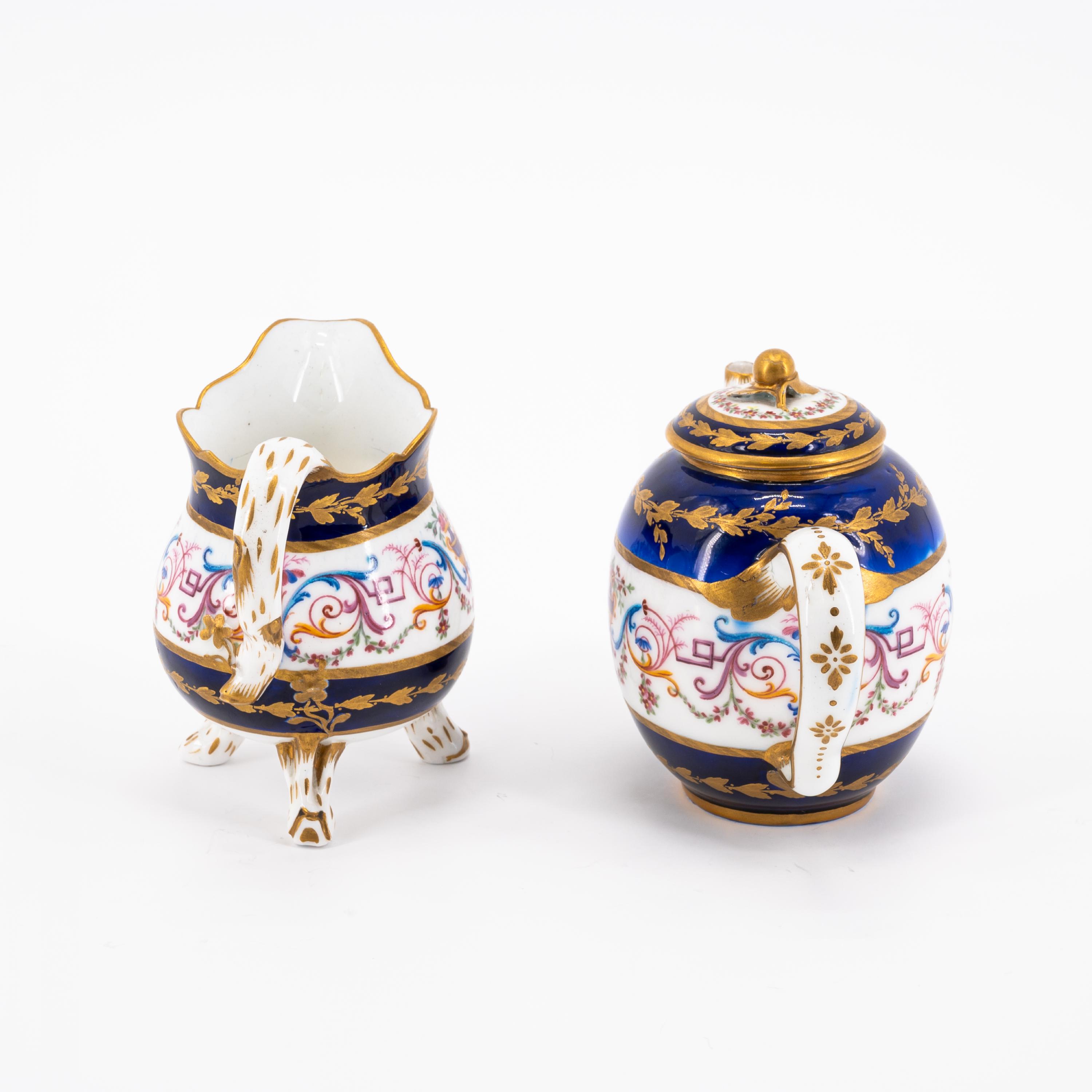 PORCELAIN SOLITAIRE WITH TENDRIL DECORATIONS AND DEEP BLUE GROUND - Image 10 of 13